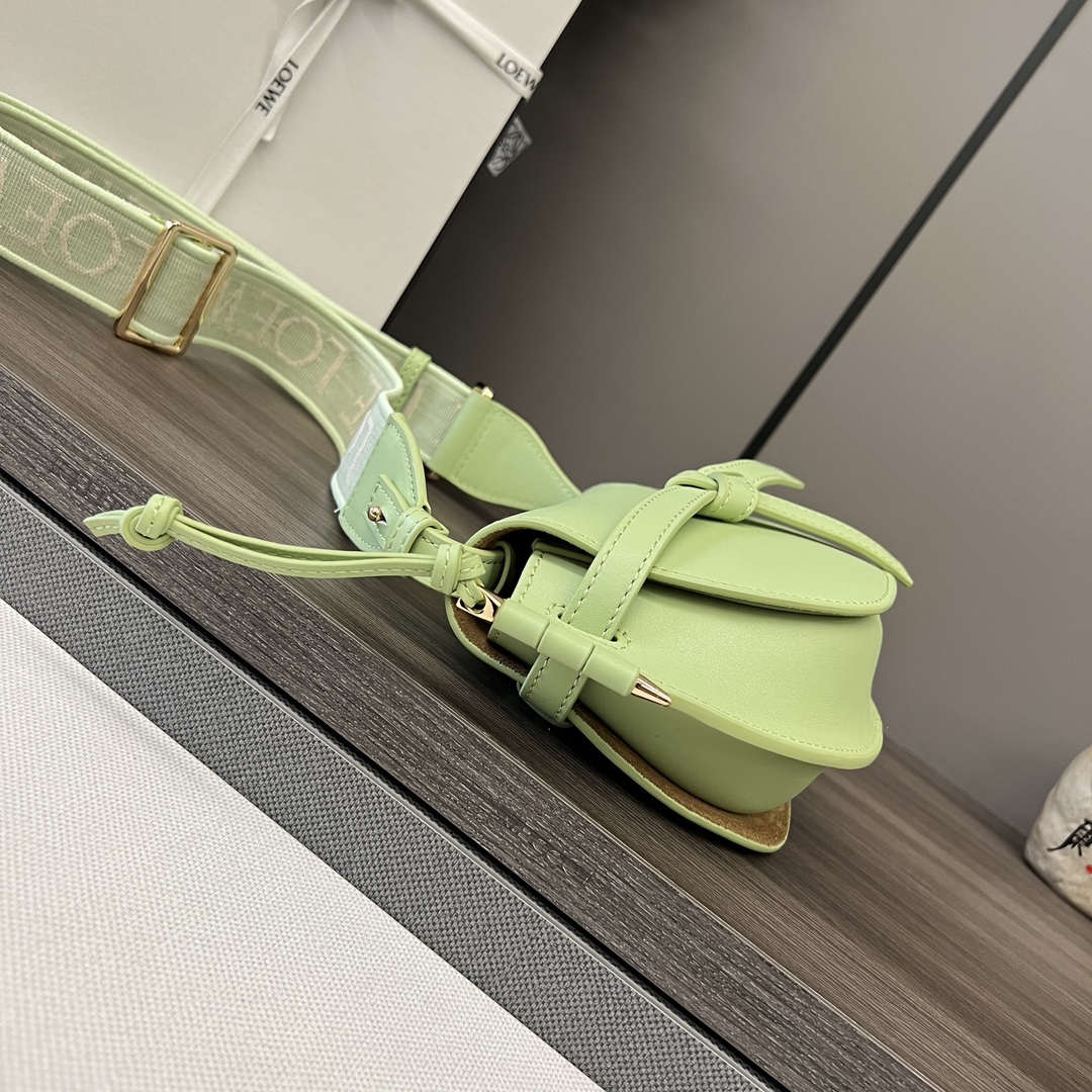 𝑳𝒐𝒆𝒘𝒆🔥Gate Dual 🆕新色
miniGateDual手袋采用柔软天然牛皮革精制而成，展现了Loewe独特的皮革工艺，配有马鞍缝线的打结皮革带和侧面锁扣金属别针，这款迷你版本有一条可拆卸牛皮革和提花肩带！正面翻盖拉袢位于绳结皮带下方，用于稳妥固定，粘合金色绒面革衬里，内有两个插袋隔层。可拆卸肩带*肩背、斜挎、胸口悬挂*🌟同色系Anagram图案压花💋
型号：61824
 Size：21x12.5x9.5cm 
 （配包装）P：560