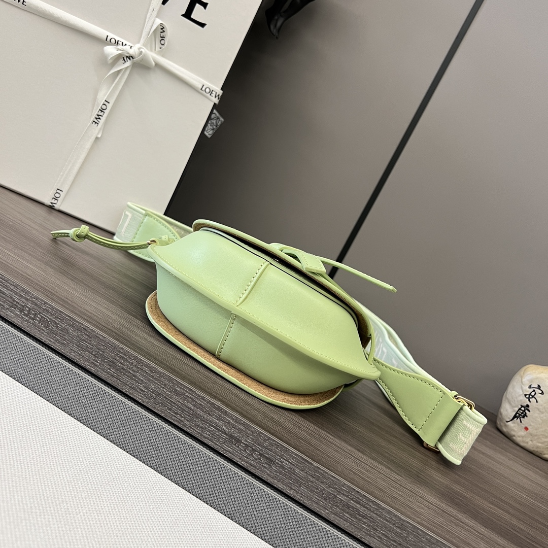 𝑳𝒐𝒆𝒘𝒆🔥Gate Dual 🆕新色
miniGateDual手袋采用柔软天然牛皮革精制而成，展现了Loewe独特的皮革工艺，配有马鞍缝线的打结皮革带和侧面锁扣金属别针，这款迷你版本有一条可拆卸牛皮革和提花肩带！正面翻盖拉袢位于绳结皮带下方，用于稳妥固定，粘合金色绒面革衬里，内有两个插袋隔层。可拆卸肩带*肩背、斜挎、胸口悬挂*🌟同色系Anagram图案压花💋
型号：61824
 Size：21x12.5x9.5cm 
 （配包装）P：560