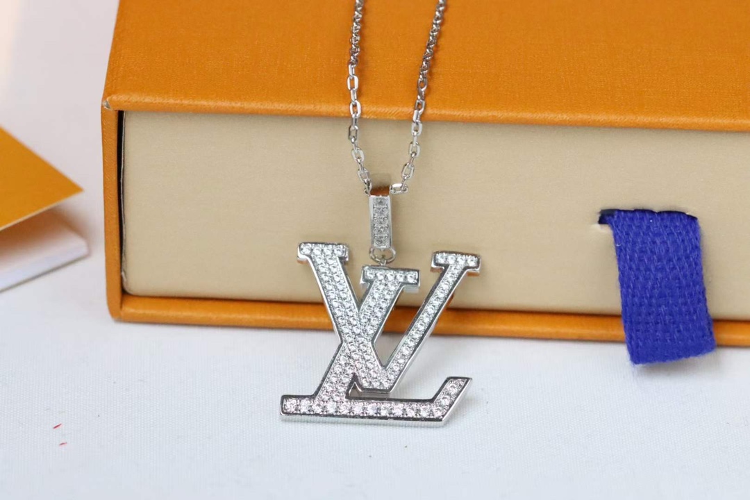 NO:103516,New product Louis Vuitton Full Diamond Letters Necklace LV Iconic Necklace allows crystal-embedded LV letters to occupy the center, injecting elegant style, and can release the soft atmosphere whether worn alone or with the same bracelet., Lv necklace, louis vuitton,louis vuitton,necklace,bracelet19860909新品  Louis Vuitton 满钻字母 项链 LV Iconic 项链令镶嵌水晶的 LV 字母占据中央,注入雅致格调,无论单独佩戴或搭配同款手链,均可释放柔美气息.,Lv项链,louis vuitton,louis vuitton,necklace,bracelet,Jewelry