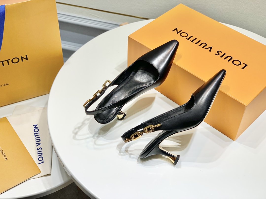 Lv驴家在Soho推出SPARLKEPUMP系列链条后空高跟鞋鞋跟的设计灵感来自标志性的Coussin手