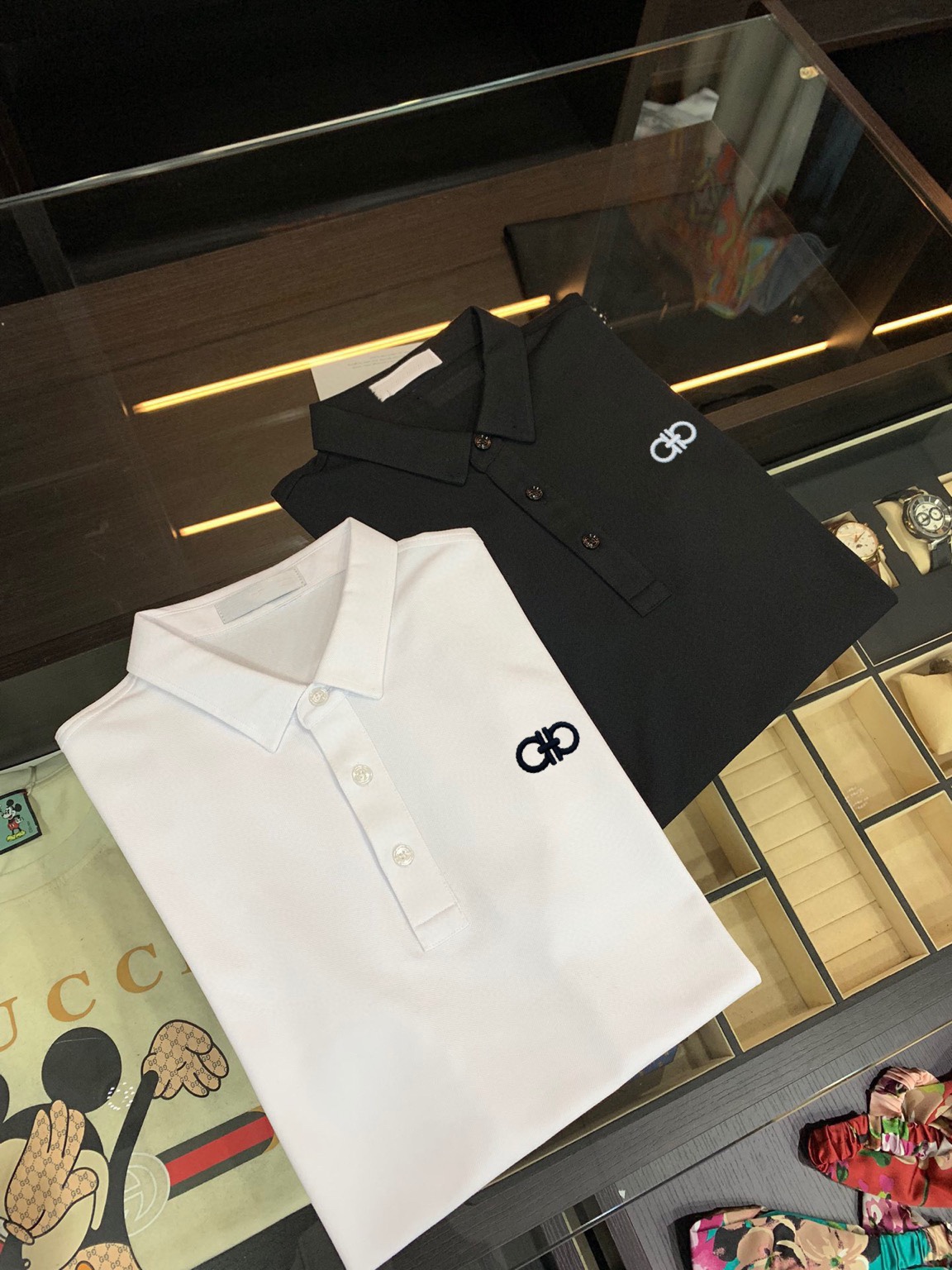 NO:161331,Ferragamo [Small Embroidery] 2025 Summer Men's New Lapel Short-Sleeve POLO Shirt, Customized Fabric, Breathable and Comfortable, Improper Details, Brand Element Design Concept, High Quality, Delicate and Soft Hands!  It is casually cut, with a great upper body style!  Code number M-3XL, ferragamo, ferragamo, T-shirt, alexander wang19860909Ferragamo菲拉格慕【小刺绣】2025年夏季男士新款翻领短袖POLO衫,定制面料 透气舒适度高,细节无可挑剔,品牌元素设计理念,体现高品质.手感细腻柔软！呈现休闲裁剪,上身版型超赞！码数M-3XL,,ferragamo,ferragamo,T-shirt,alexander wang,Men's clothing