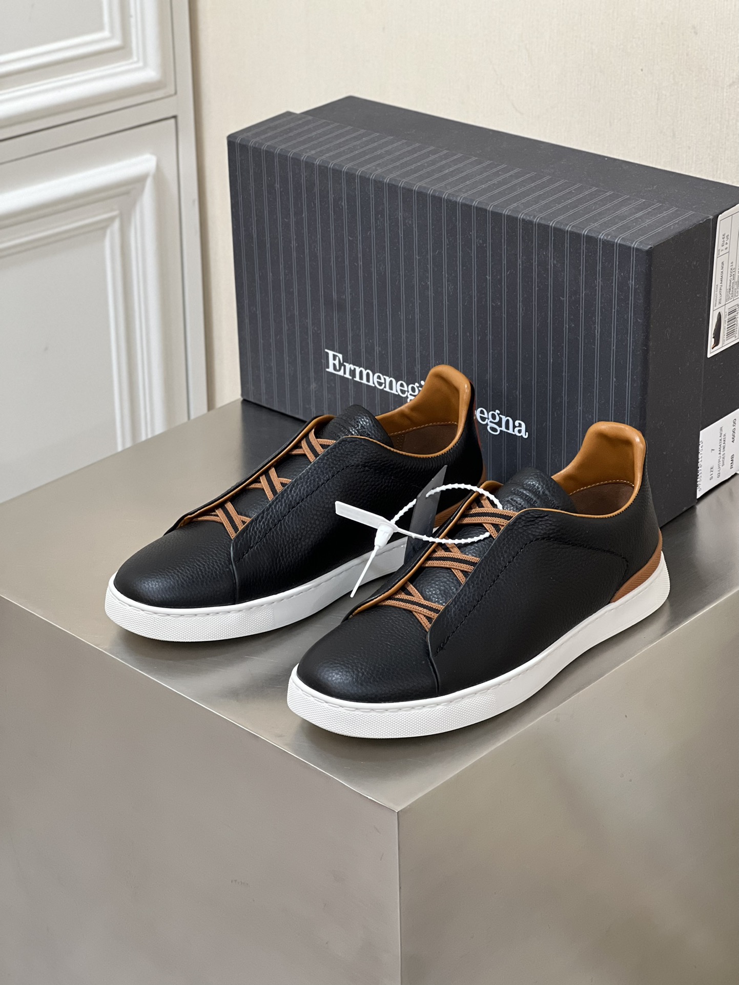 NO:270882,New Ermenegildo Zegna Casual Sports Shoes!  Triple Stitch is a sophisticated casual shoe with signature triple cross-stretch details, inspired by triple hand-stitched stitches, demonstrating the long-standing heritage of Zegna. This leather-lined dew leather sneaker is decorated with llama decorative details, and is made of loafer shoe shape and light texture. The heel is decorated with the iconic Ermenegildo Zegna XXX logo details, highlighting the brand style!  Size39-44 (45 customization), zegna, sneakers19860909新品 Ermenegildo Zegna 杰尼亚休闲运动鞋！ Triple Stitch 是一款精致的休闲鞋履,饰有标志性三重交叉松紧细节,灵感源于三重手缝线迹造型,彰显了杰尼亚的悠久传承.这款皮革衬里鹿皮球鞋饰有骆马色装饰细节,采用便鞋鞋型且质感轻盈,后跟饰有标志性 Ermenegildo Zegna XXX 标识细节,彰显品牌风范！ Size39-44（45定制）,,zegna,sneakers,Men's shoes