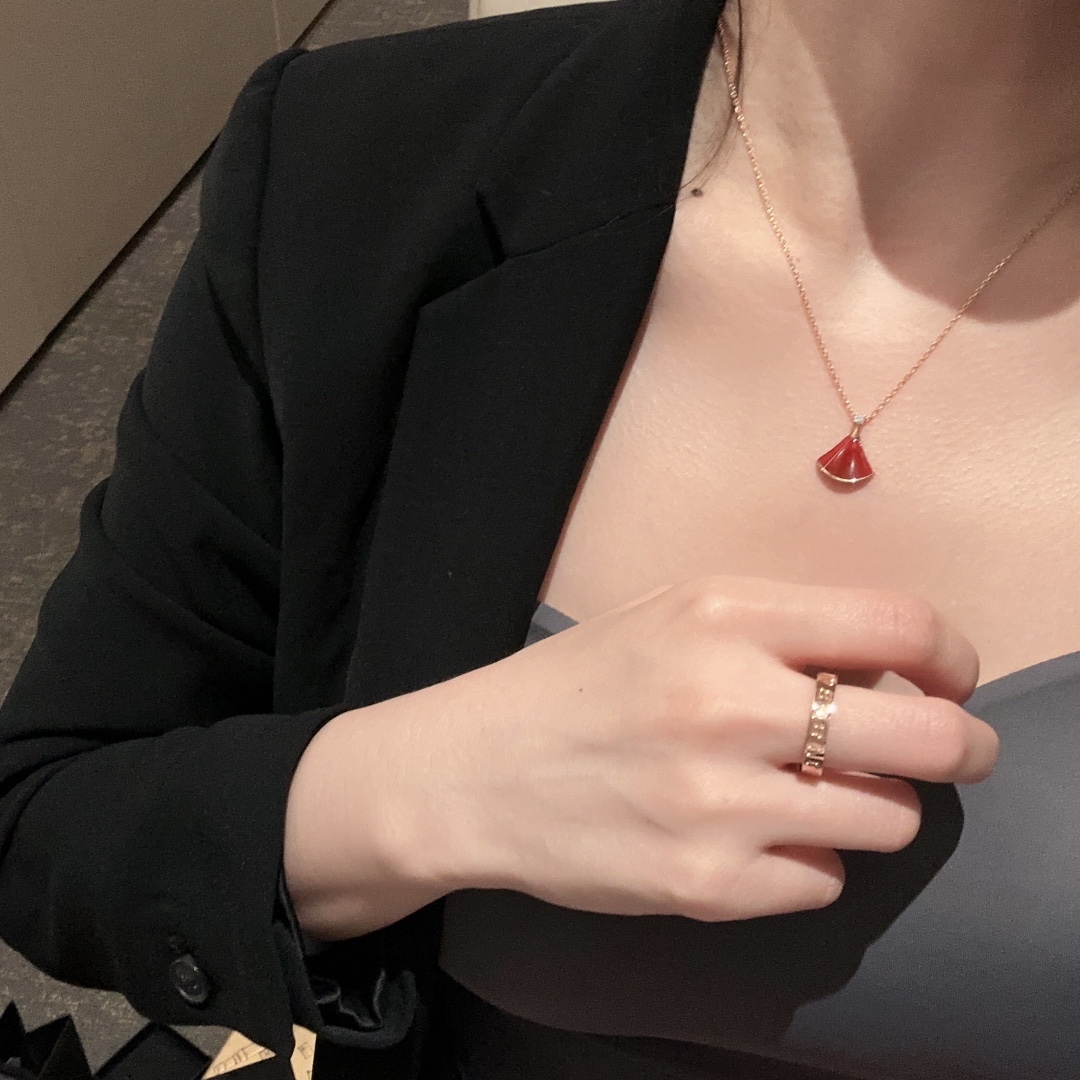 NO:677873,Baojia high-end single products BD077# single diamond and red agate necklace BR044# single diamond ring, imported zircon, red agate hand-inlaid, thick plated 18k rose gold, necklace, ring, Cartier high-end jewelry19860909宝家高级单品 BD077#单钻红玛瑙项链 BR044#单钻戒指 进口锆石 红玛瑙手工镶嵌 厚镀18k玫瑰金,,necklace,ring,卡迪亚高端饰品,Jewelry