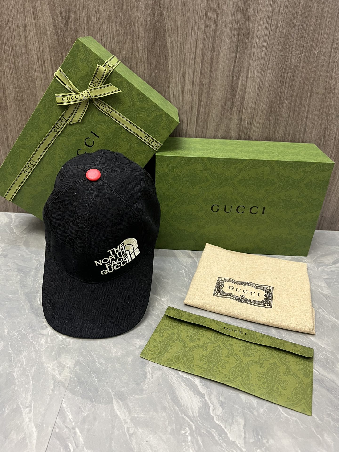 NO:191778,GUC Co-branded North Original Customization 1:1 Open mold customization The denim hat combines the brand's traditional luxury connotation and modern streetwear aesthetics to show the design personality of the spring and summer series. The hat body is made of original imported textile fabric, rubber buckle, and top layer cowhide wrap, exquisite and flawless!  Meticulous workmanship, original quality hat fisherman hat baseball hat knit hat, hat, gucci, The North Face, espadrilles, cowhide, hats19860909GUC 联名 北面 原版定制 1:1开模订制 牛仔帽兼具品牌传统奢华内涵和现代街头服饰美学 展现春夏系列的设计个性 帽体采用原版进口纺布制成 胶皮饰扣 头层牛皮包边,精致无暇！做工细致,原厂品质帽子渔夫帽棒球帽针织帽,帽子,gucci,The North Face,espadrilles,cowhide,hats,hat