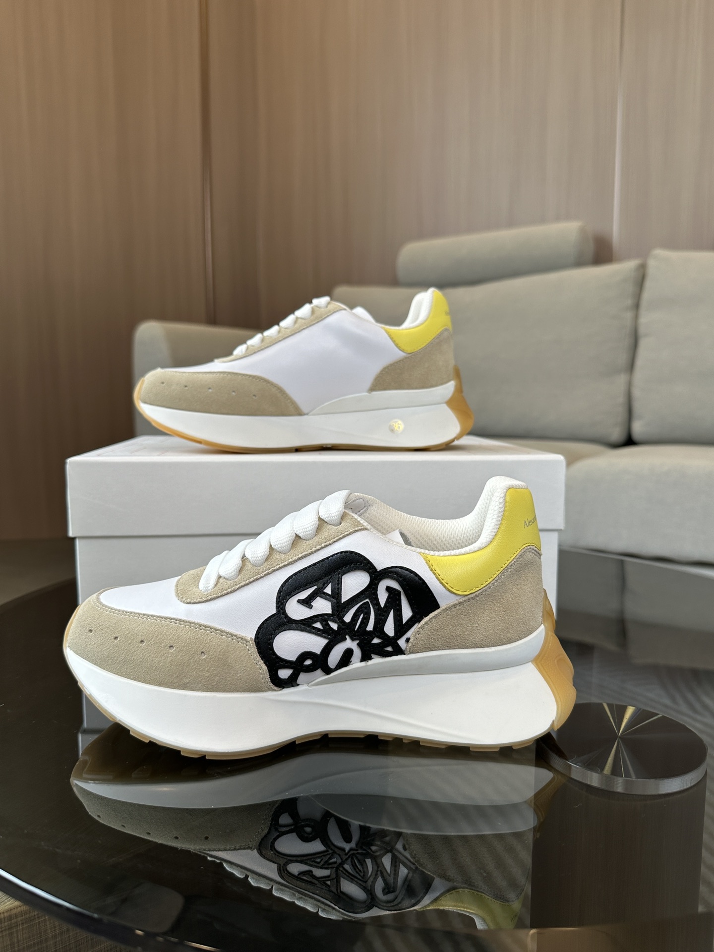 NO:616182,Electric embroidery (temporarily only for women) The latest thick-soled white shoes with letters, high quality!  The top purchase version of the fabric and leather is the correct and the best leather in our store - top environmentally friendly leather (not counterfeit fake environmentally friendly leather in the market), and the velvet splicing model uses high-density fabric + imported high-grade high-mercerized smooth cow suede outsole (the outsole is the final correct version). After waiting for a long time for the correct outsole, all the ones on the market in the early stage are incorrect. The lining is environmentally friendly imported fine mesh, calfskin foot pads [does not delaminate and does not fade] ss Alexande*  McQUEE* women's size 34-41 (34.40.41) customized, non-refundable, men's size 38-45 (38.45 customized), casual shoes/sports shoes, sneakers, cowhide19860909电绣花（暂时只做女款） 最新厚底字母小白鞋 高货！顶级代购版本 面料皮料认准我家正确最优等皮料-顶级环保皮（非市场仿冒假环保皮）、布绒拼接款采用的是高密度布料+进口上等高丝光牛反绒 大底（大底是最终正确版）,等待正确大底经过漫长时间,前期市面出的一律都是不正确的. 内里环保进口细网布 小牛皮垫脚【不脱层不褪色】 ss Alexande* McQUEE* 码数女款34-41（34.40.41）订做不退换 男款38-45（38.45定做）,休闲鞋/运动鞋,sneakers,cowhide,Women's Shoes