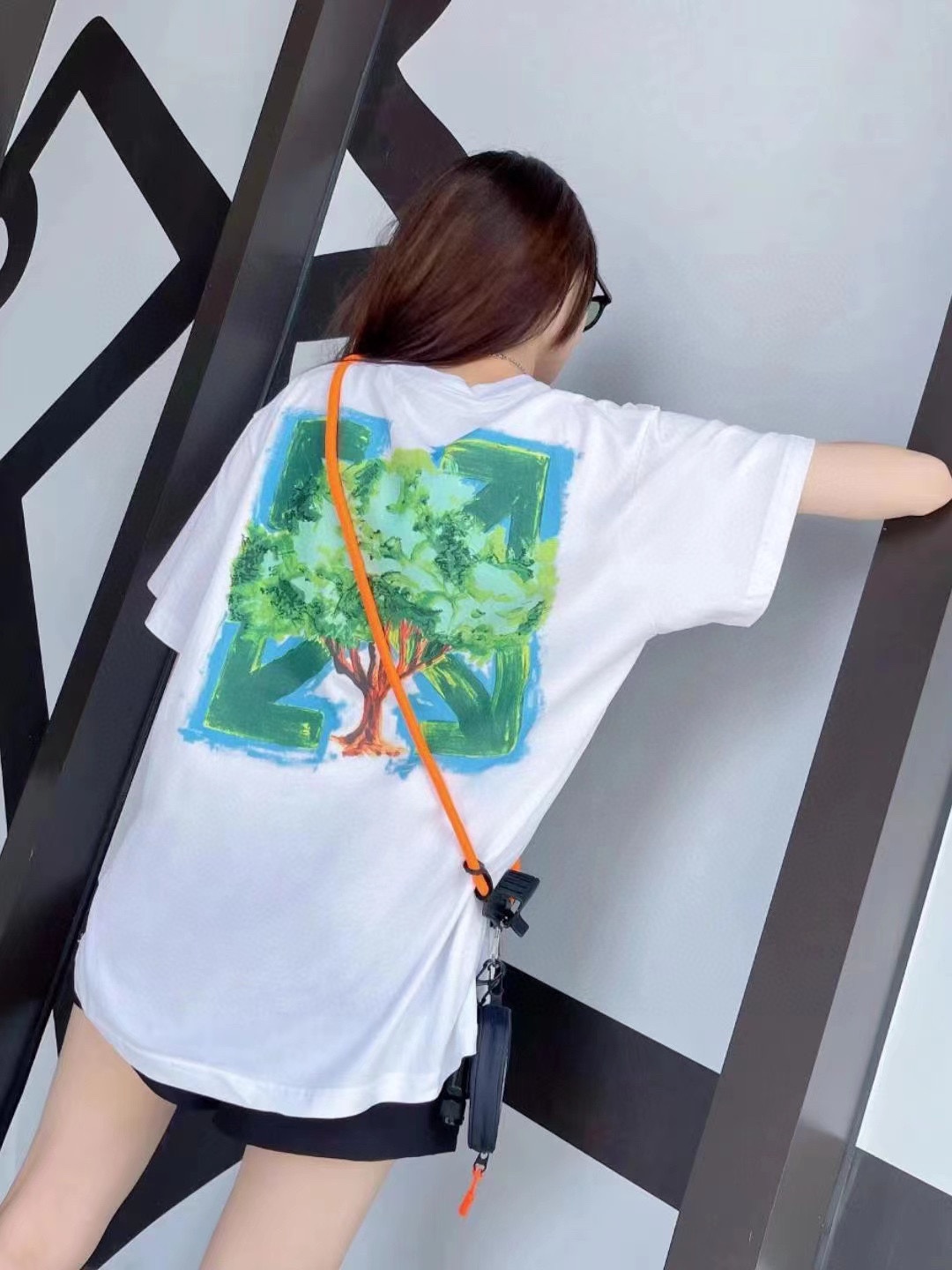 顶级版本批69💰🔜O33#
-环保系列OFF-WHITE OW世界环保绿色大树涂鸦短袖T恤 男女同款-
1:1原版开模,ZP开发,完美还原原版,大厂制作,非市面小厂出品,精细走线,顶级工艺欢迎对比
-面料采用32支 260克双纱面料,吸汗透气,垂感十足
-印花采用康丽数码直喷工艺,画面清晰。白色胶浆打底,很好的保证了印花的牢固程度,机洗毫无压力
-领标,吊牌,洗水标定制全套辅料
-专属Logo包装
所有细节均为实拍,放心购入
颜色:白色 黑色
尺码:S-XL
S 衣长72胸围108肩宽52
M衣长74胸围112 肩宽53.5
L 衣长76胸围116 肩宽55
XL衣长78胸围120肩宽56.5