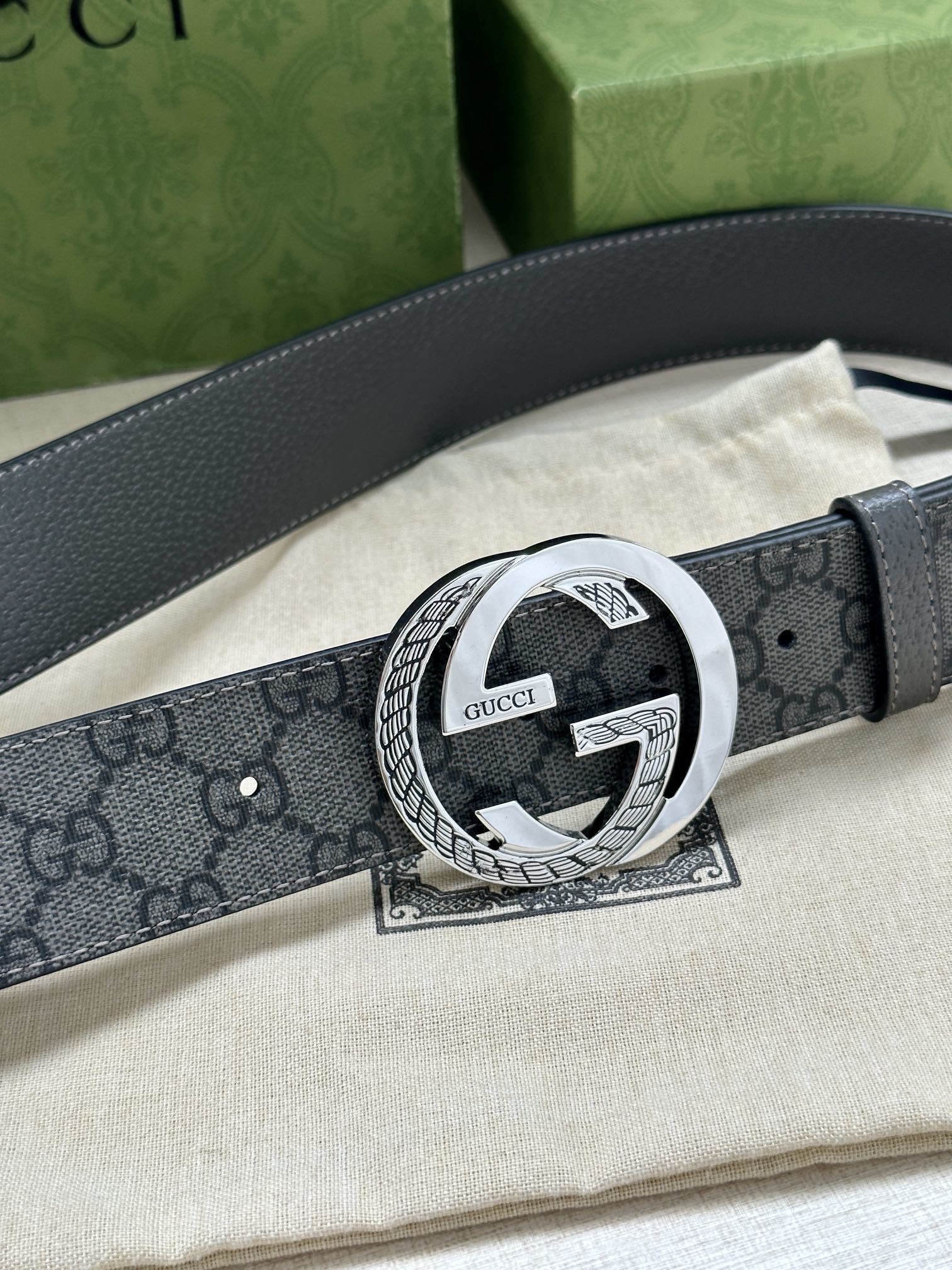 宽度3.8cmGUCCIGGMarmont系列每一季都会推陈出新为灵感源于70年代的标志性GG配件注入现