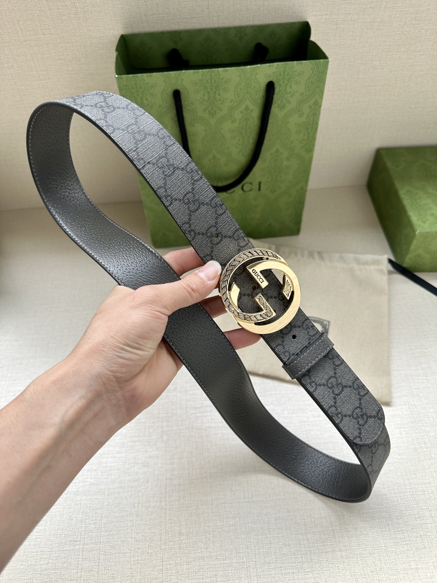 宽度3.8cmGUCCIGGMarmont系列每一季都会推陈出新为灵感源于70年代的标志性GG配件注入现