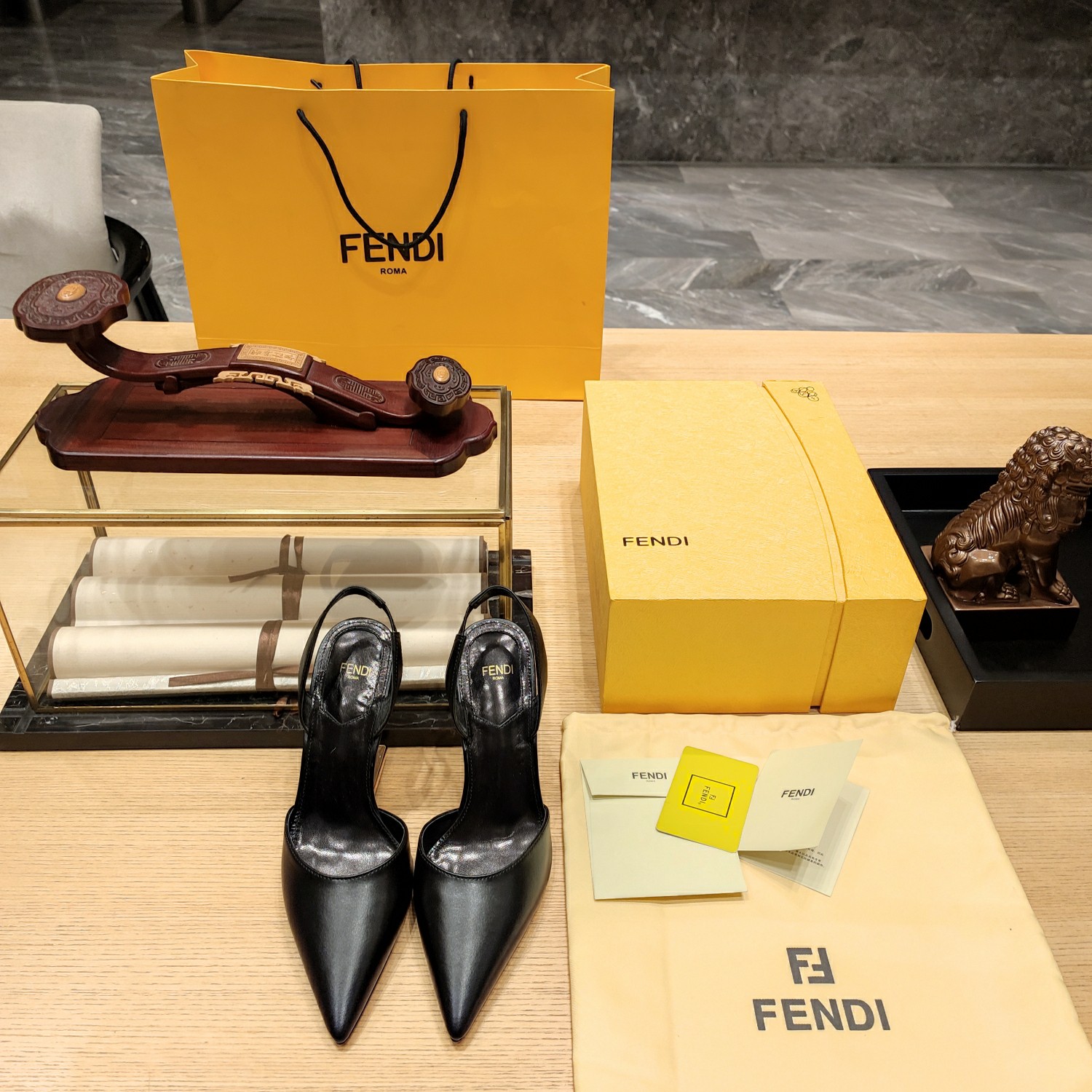 Fendi*春夏经典系列鞋履呈现精致