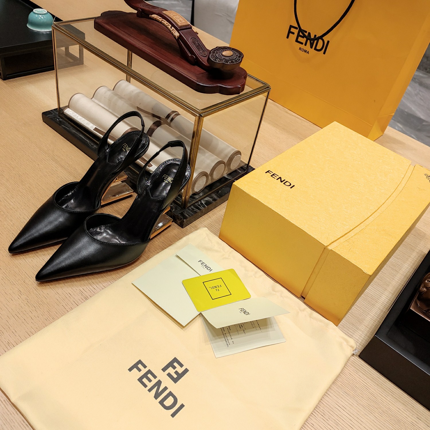 Fendi*春夏经典系列鞋履呈现精致