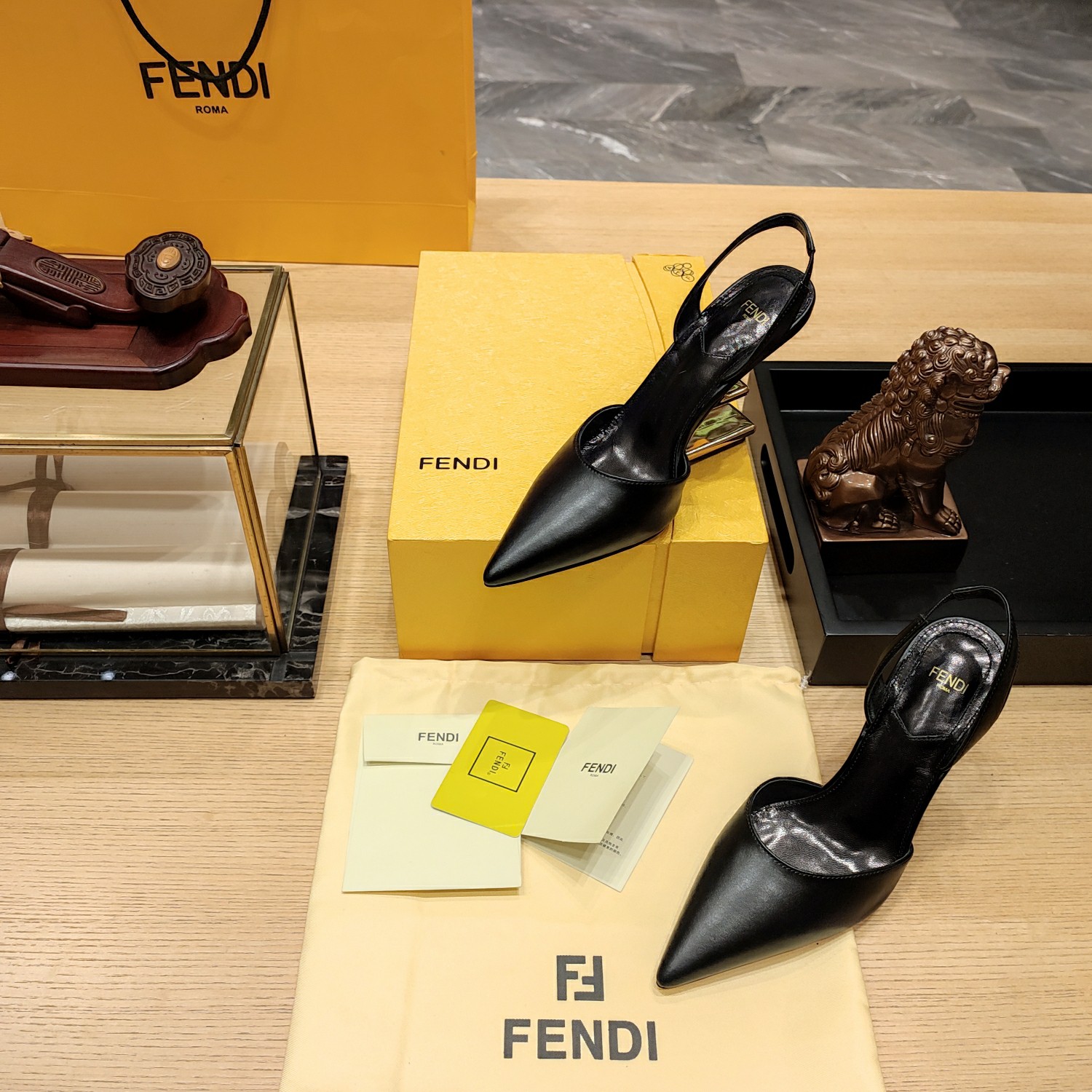 Fendi*春夏经典系列鞋履呈现精致