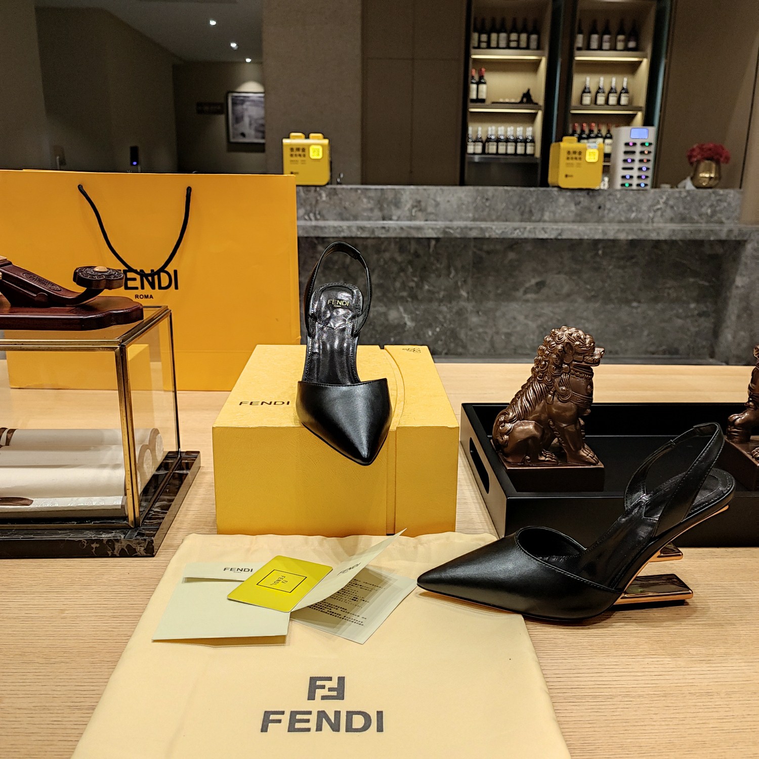 Fendi*春夏经典系列鞋履呈现精致