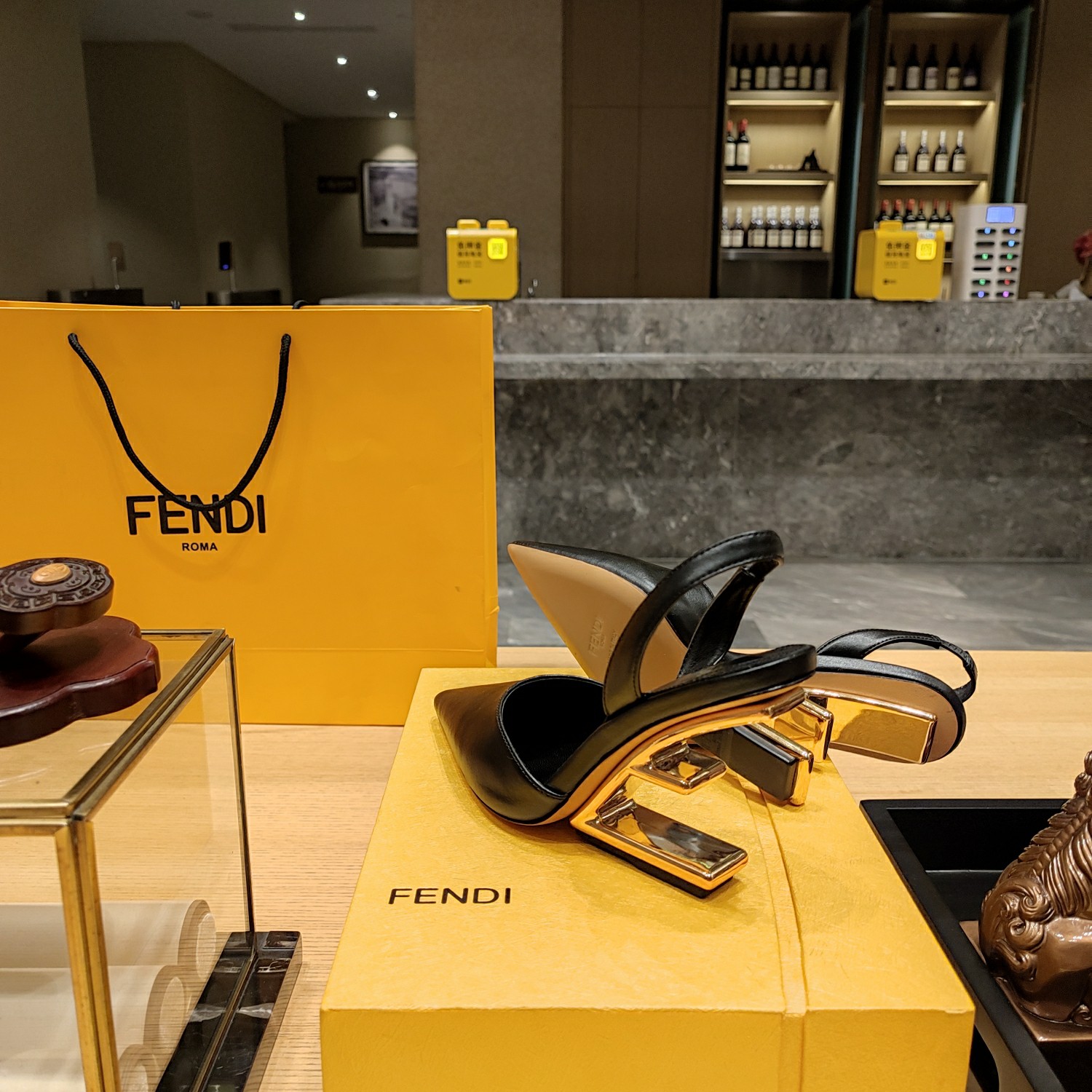 Fendi*春夏经典系列鞋履呈现精致