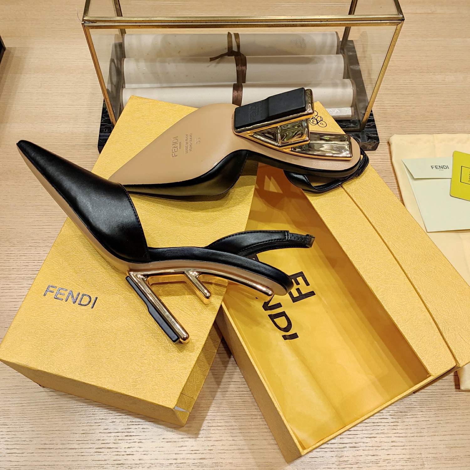 Fendi*春夏经典系列鞋履呈现精致