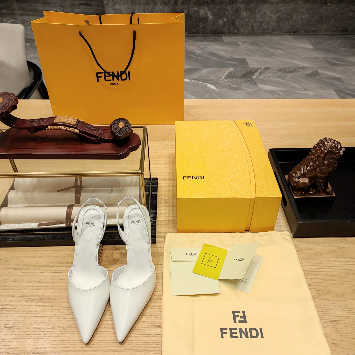 Fendi*春夏经典系列鞋履呈现精致