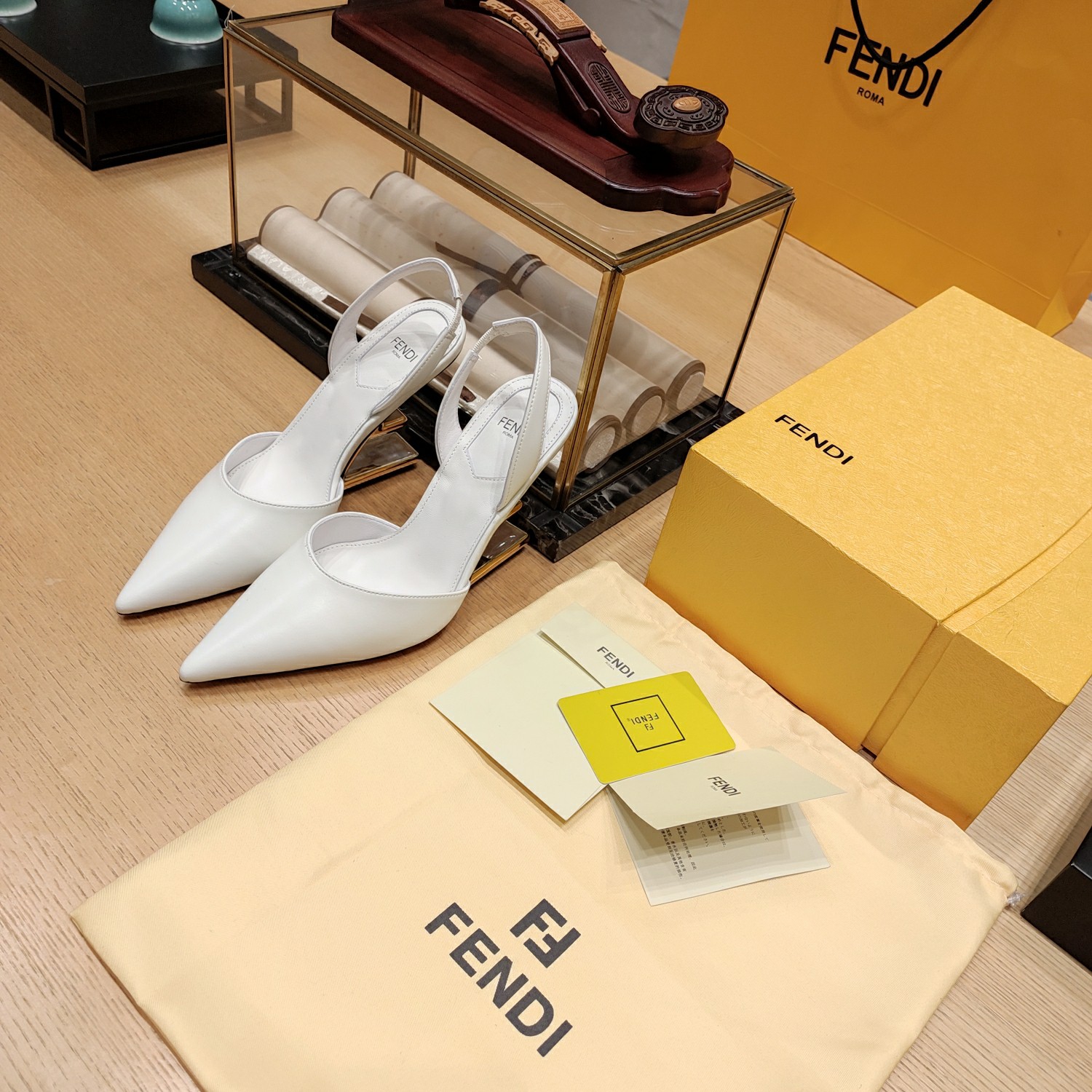 Fendi*春夏经典系列鞋履呈现精致