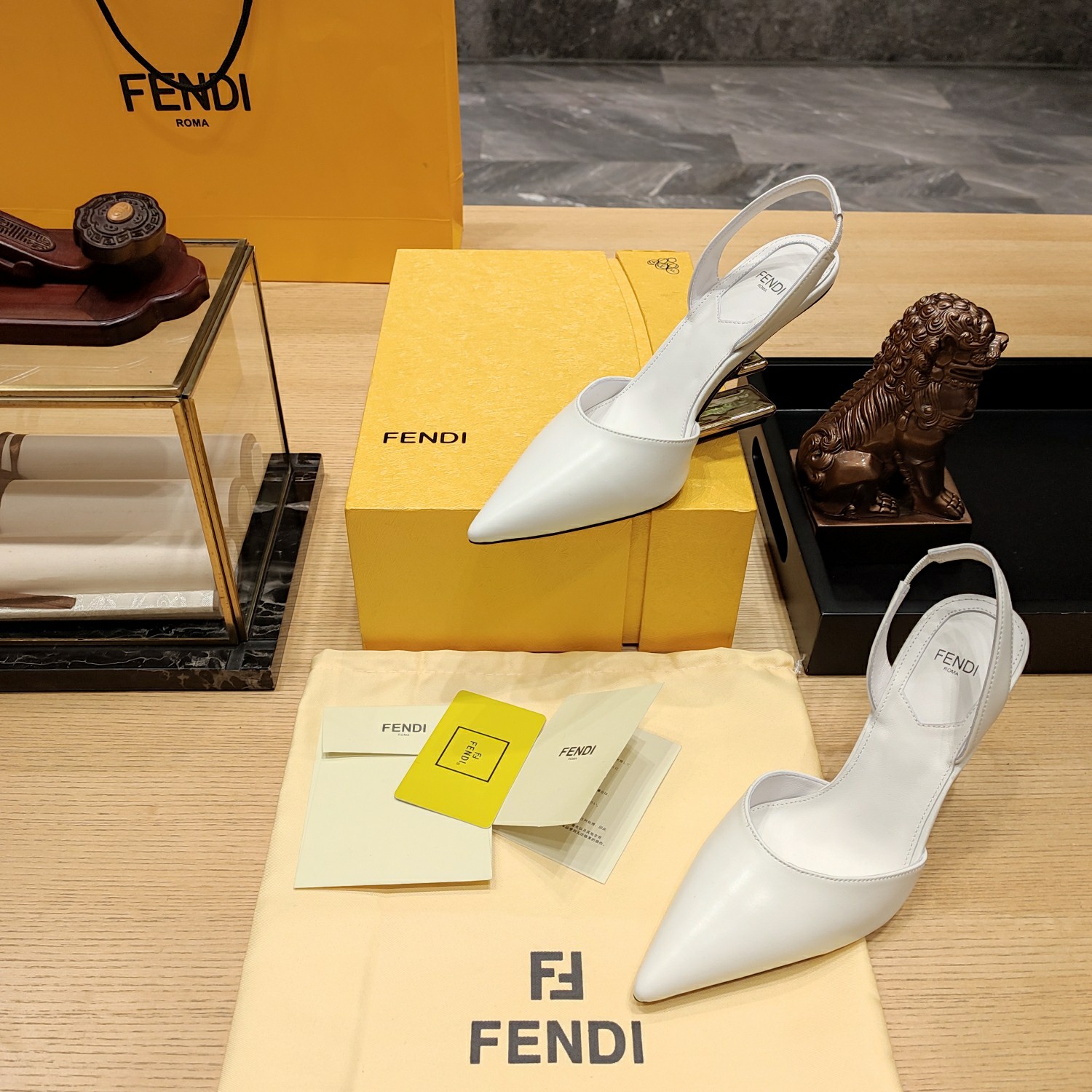 Fendi*春夏经典系列鞋履呈现精致