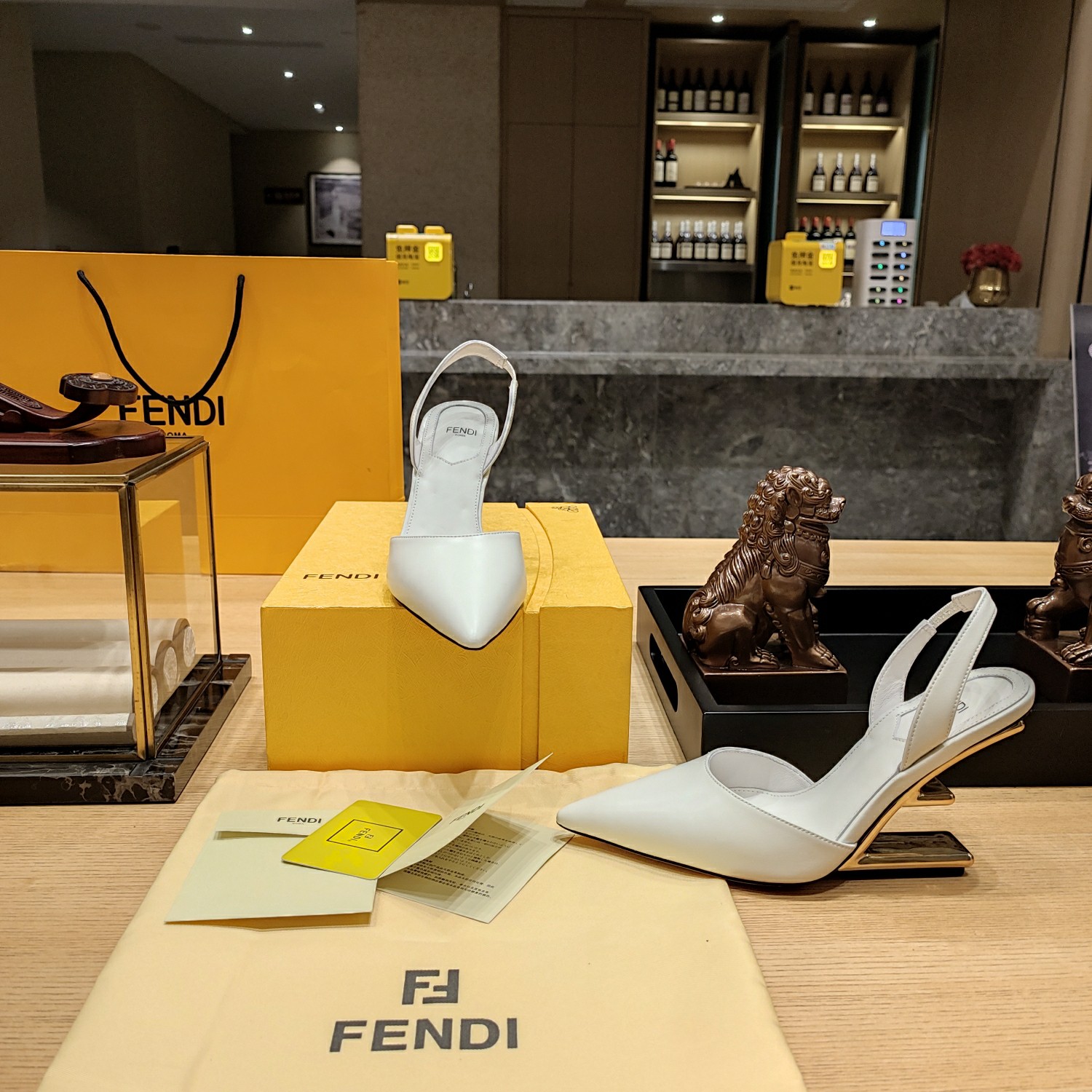 Fendi*春夏经典系列鞋履呈现精致