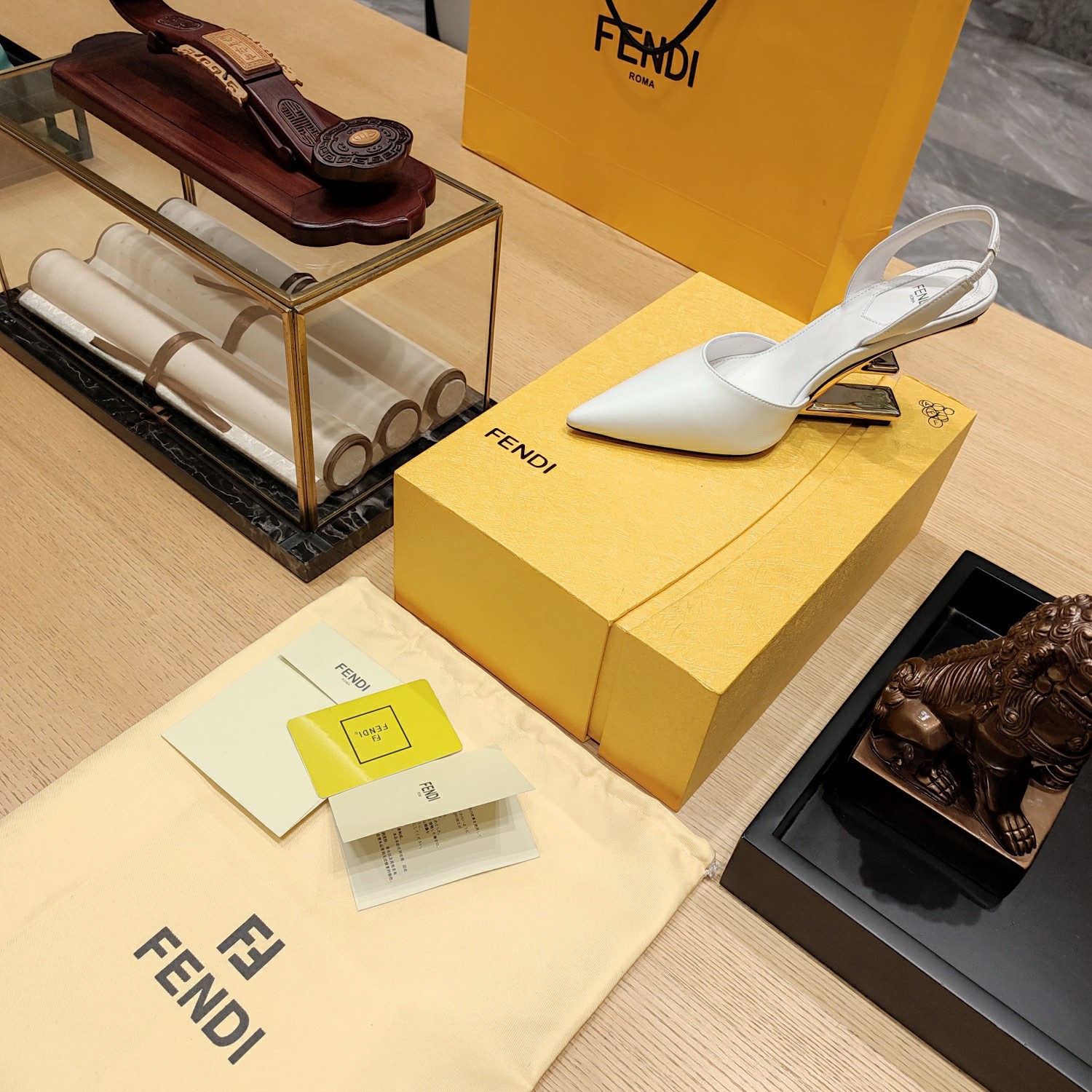 Fendi*春夏经典系列鞋履呈现精致