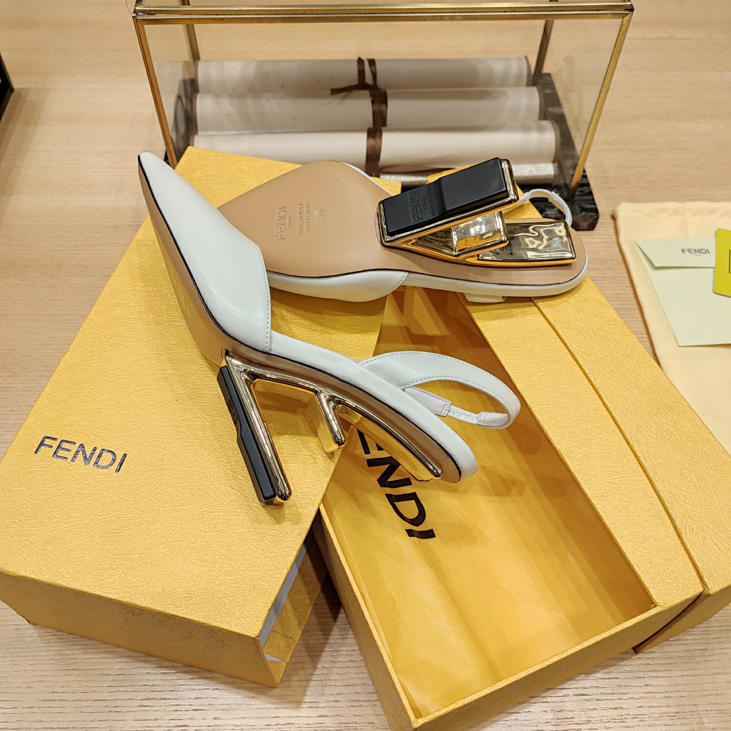 Fendi*春夏经典系列鞋履呈现精致