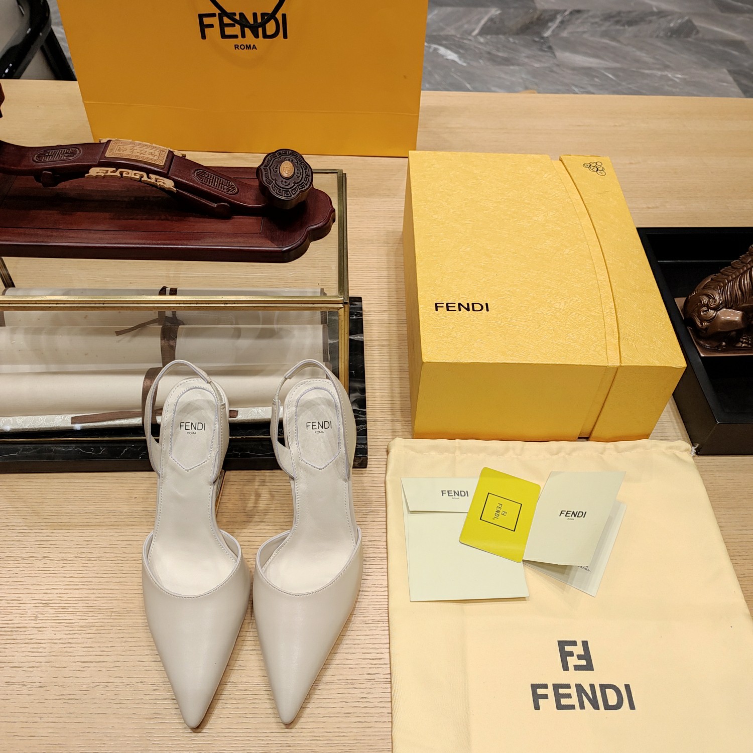 Fendi*春夏经典系列鞋履呈现精致