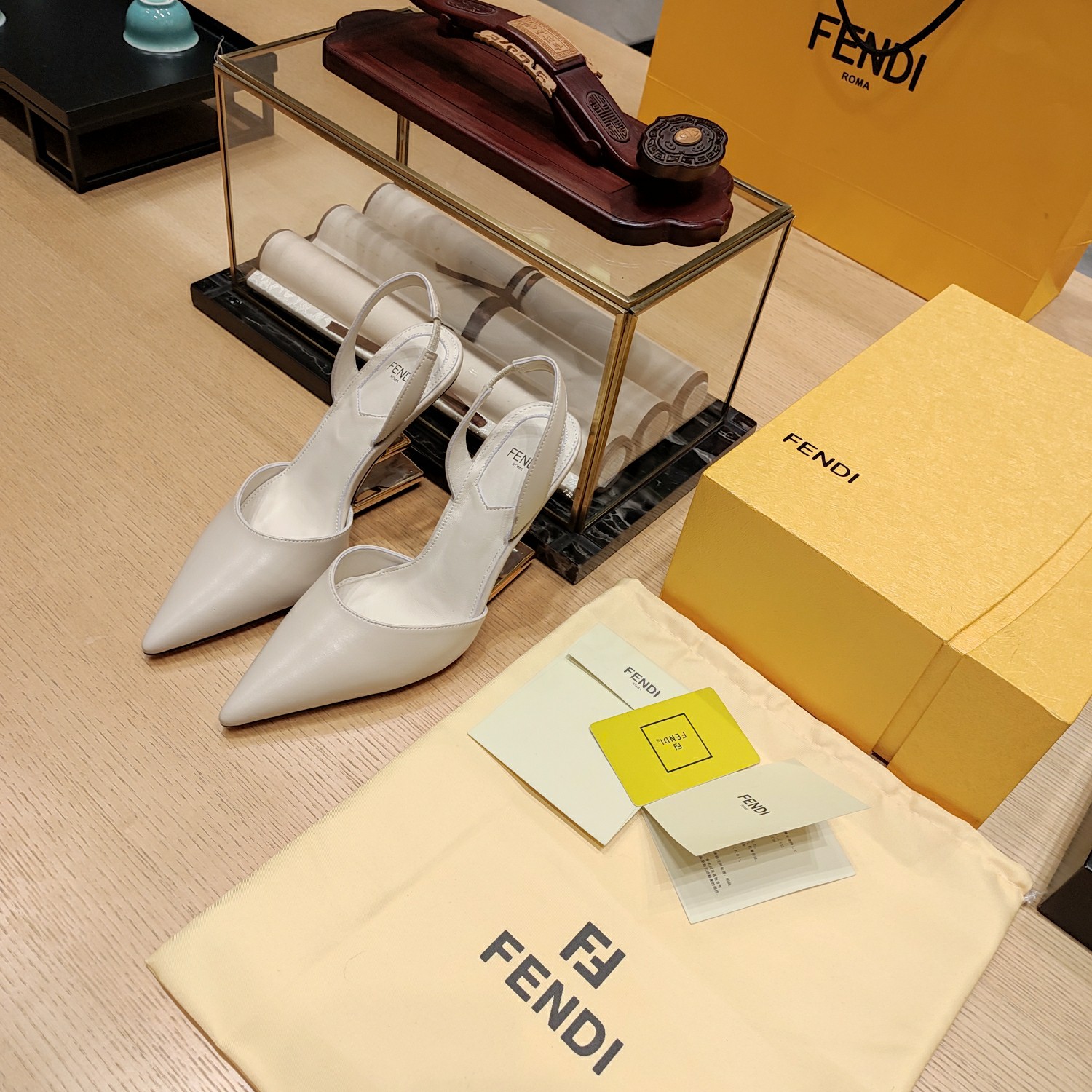 Fendi*春夏经典系列鞋履呈现精致