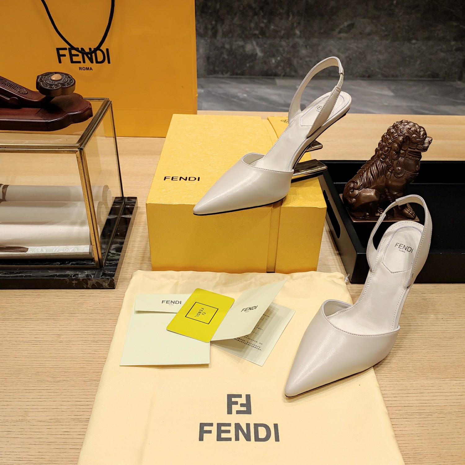 Fendi*春夏经典系列鞋履呈现精致