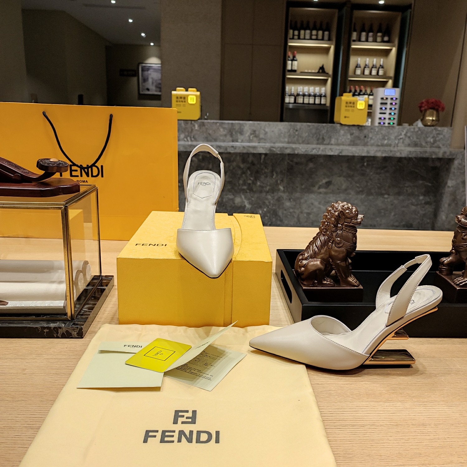 Fendi*春夏经典系列鞋履呈现精致