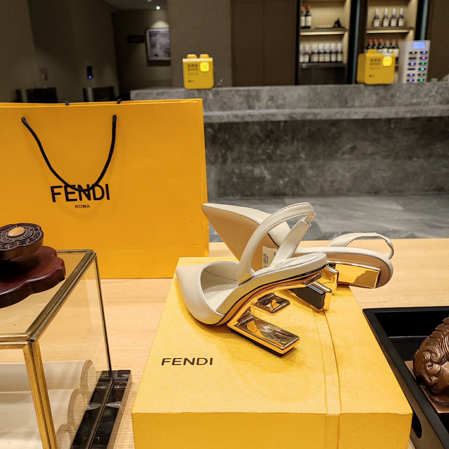 Fendi*春夏经典系列鞋履呈现精致