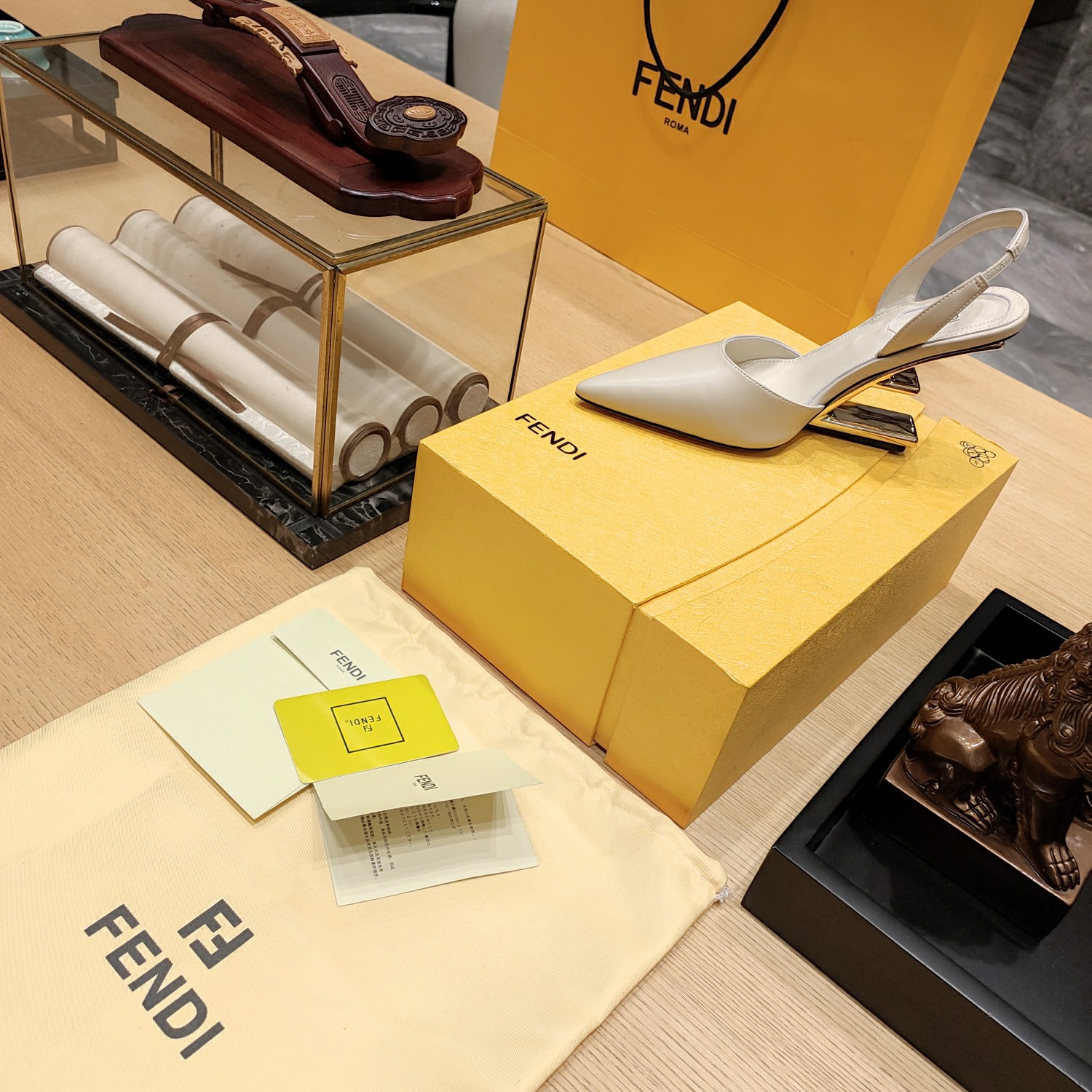 Fendi*春夏经典系列鞋履呈现精致