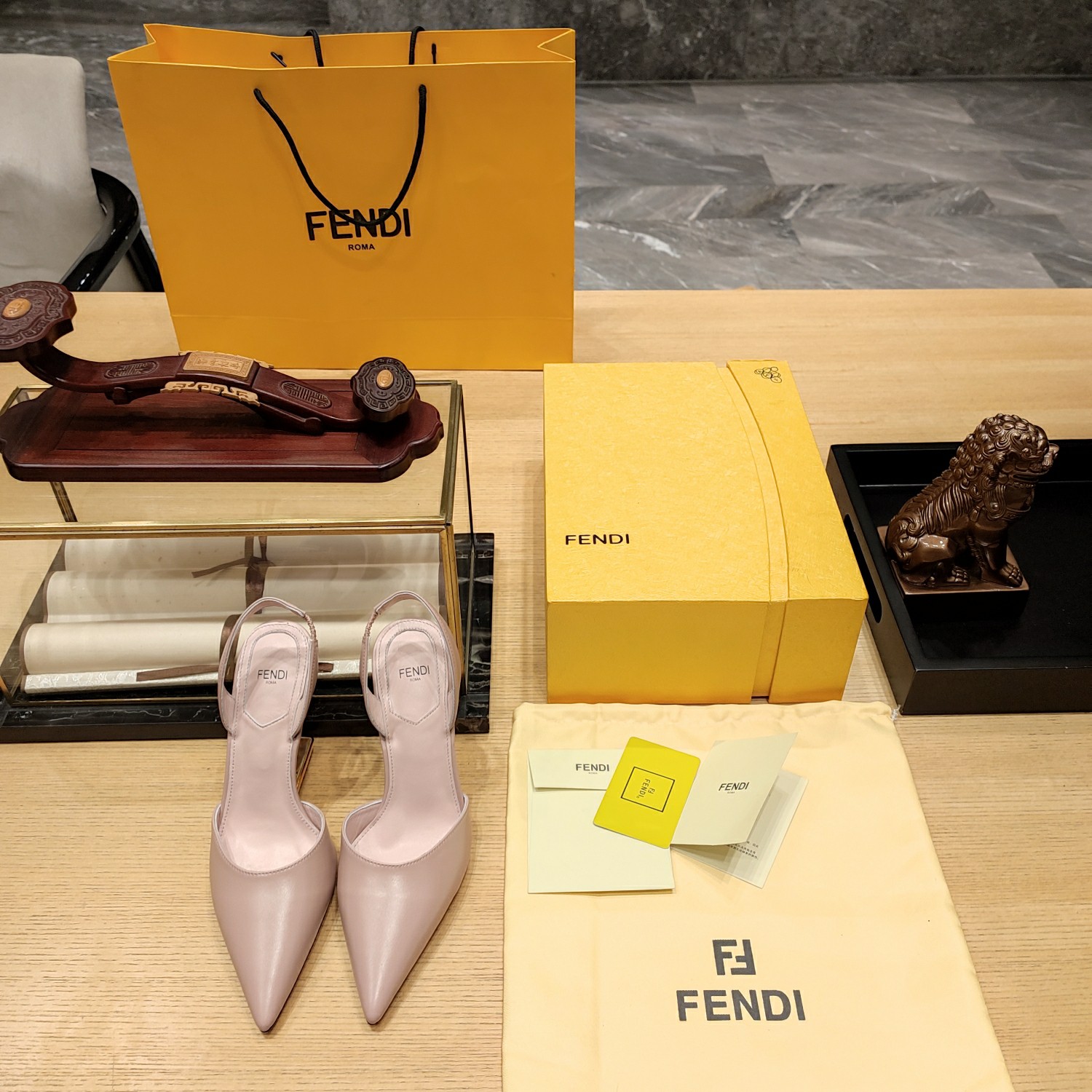 Fendi*春夏经典系列鞋履呈现精致