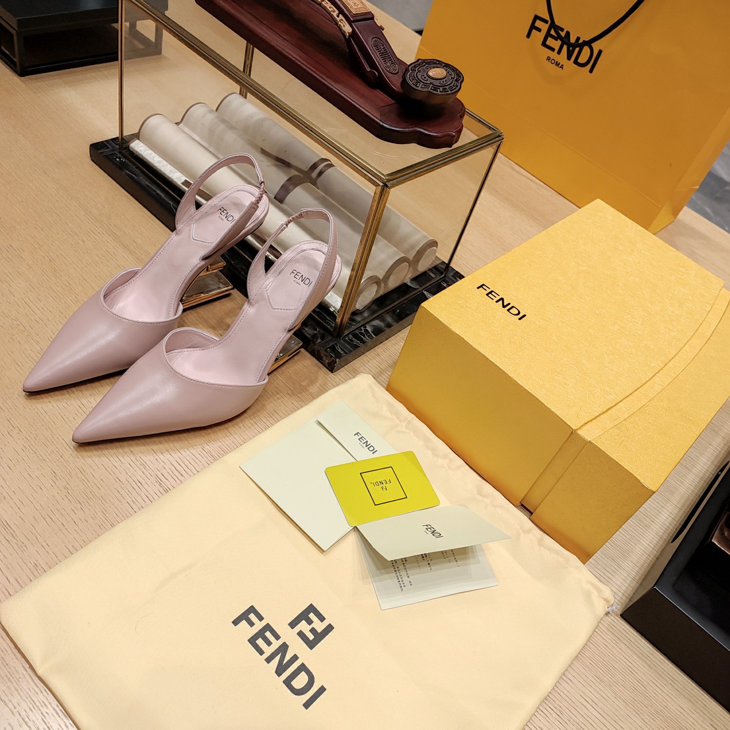 Fendi*春夏经典系列鞋履呈现精致