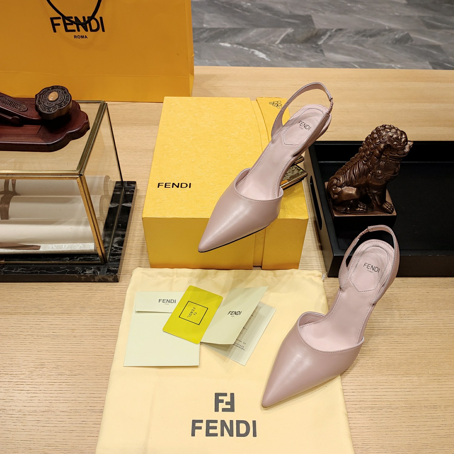 Fendi*春夏经典系列鞋履呈现精致