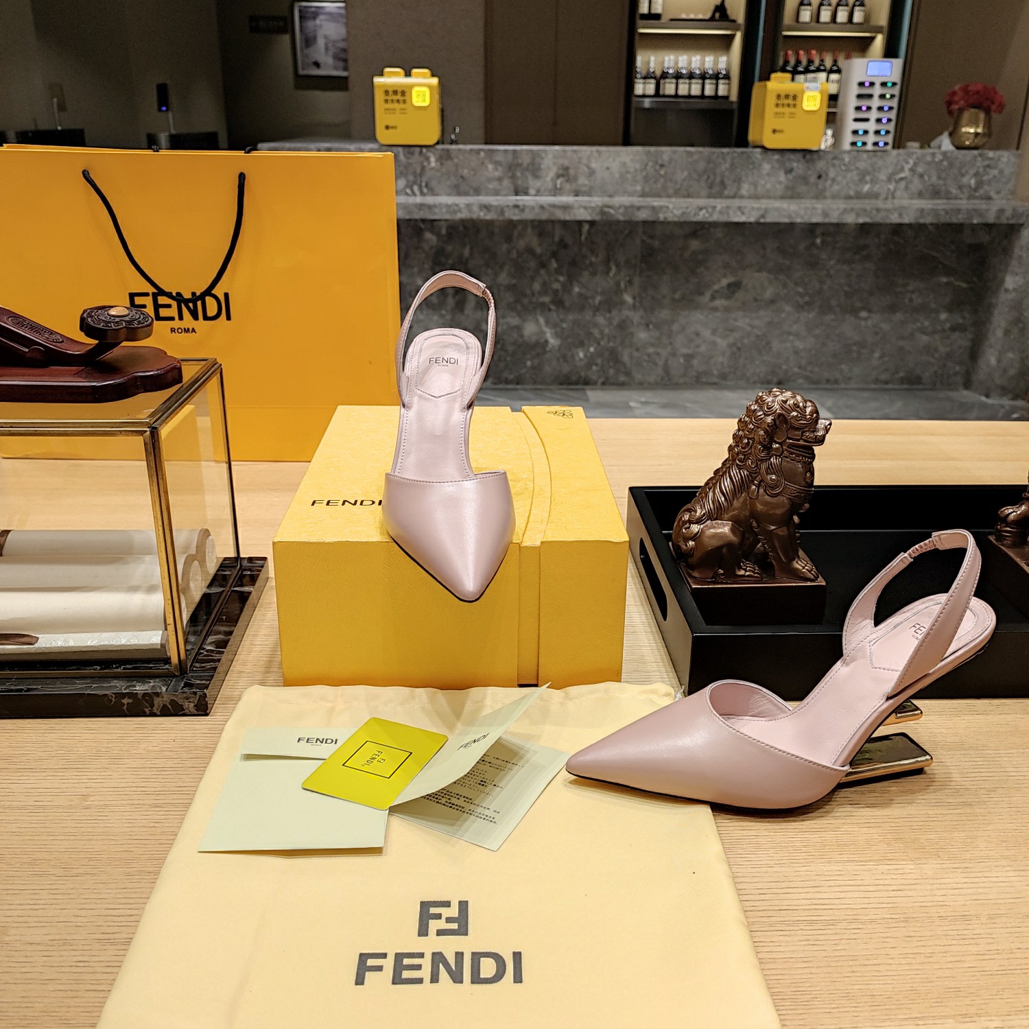 Fendi*春夏经典系列鞋履呈现精致