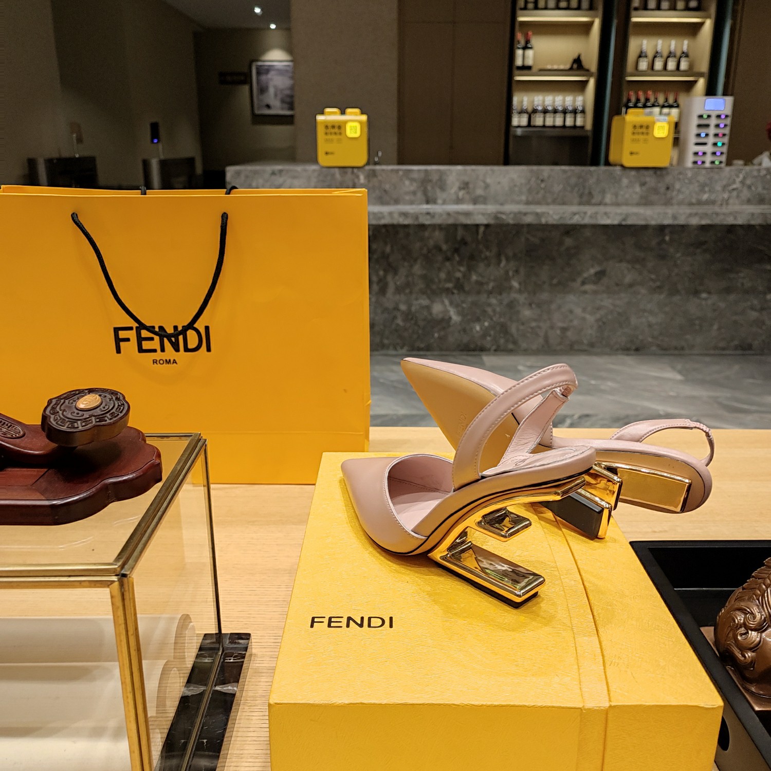 Fendi*春夏经典系列鞋履呈现精致