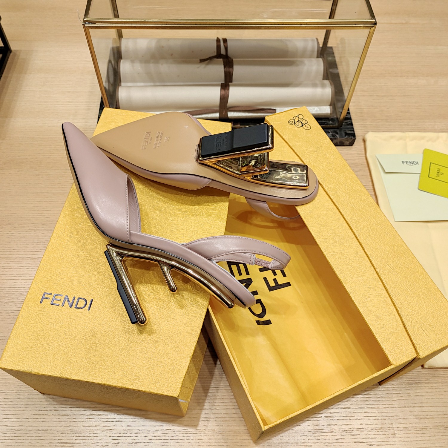 Fendi*春夏经典系列鞋履呈现精致