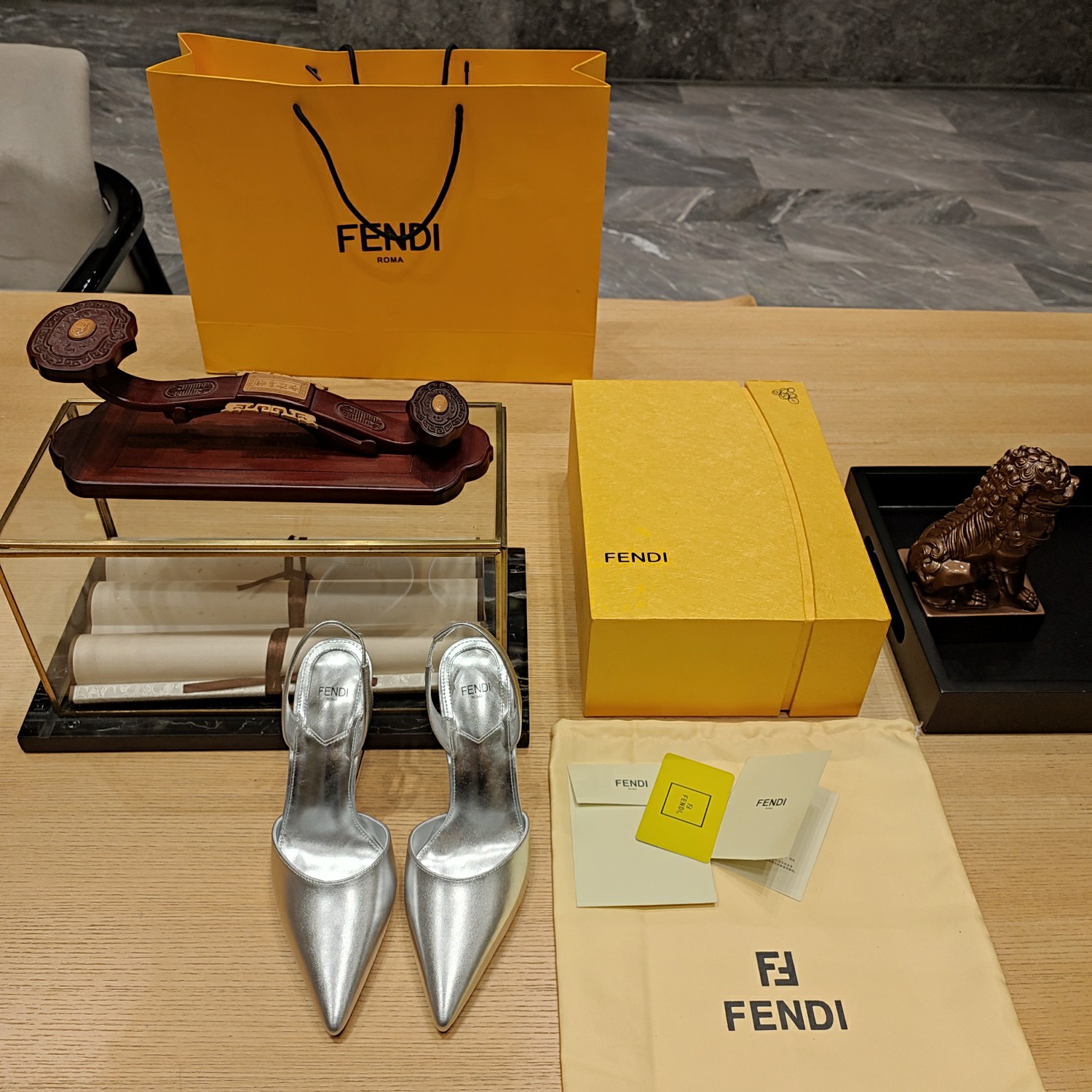 Fendi*春夏经典系列鞋履呈现精致