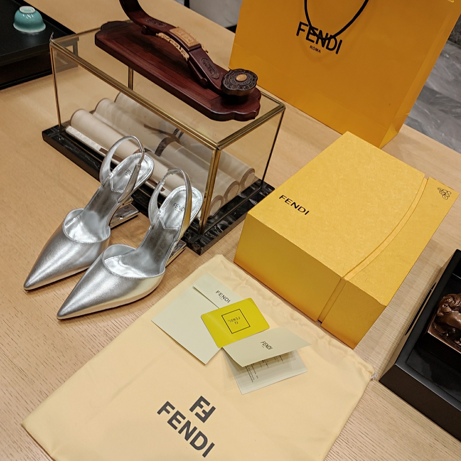 Fendi*春夏经典系列鞋履呈现精致