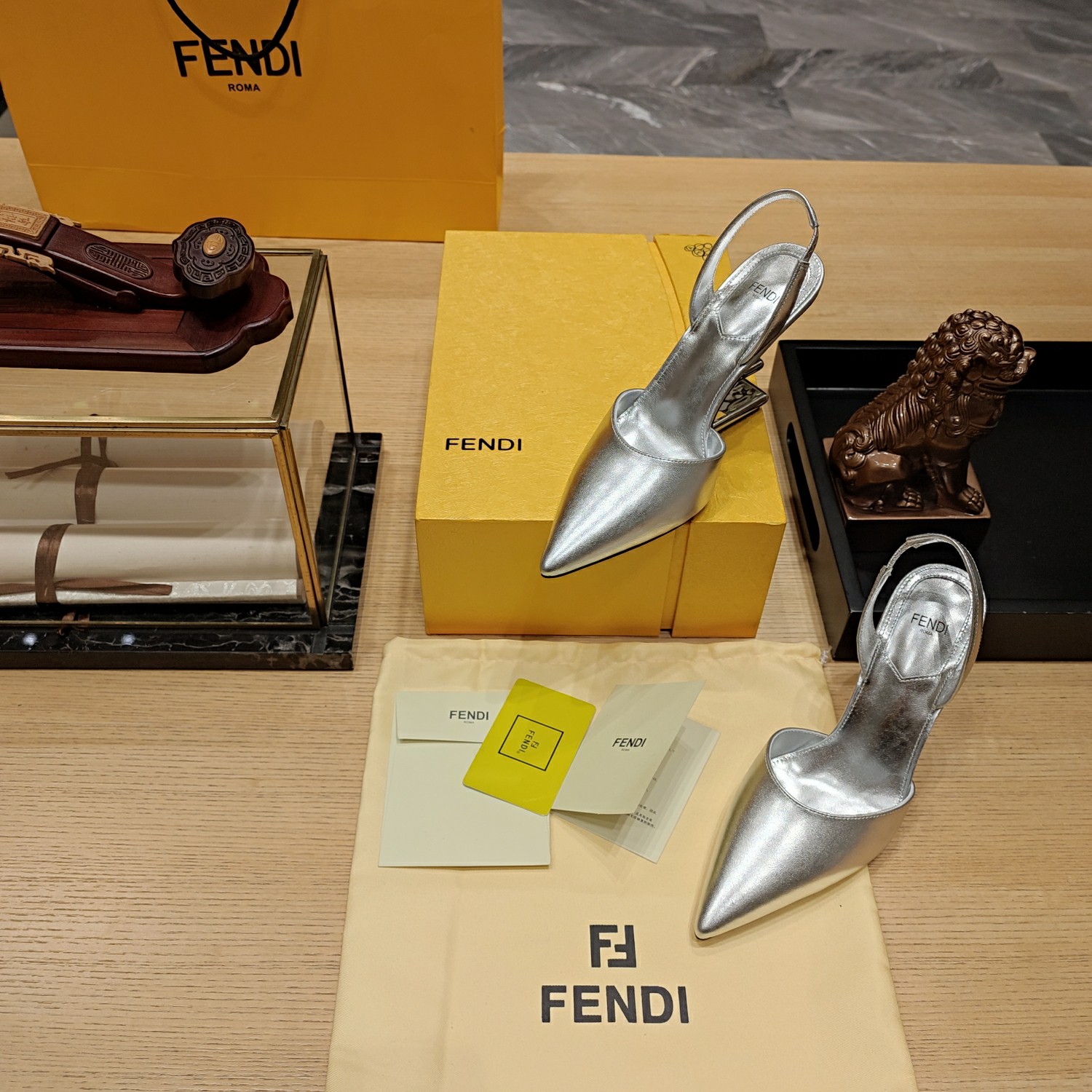 Fendi*春夏经典系列鞋履呈现精致