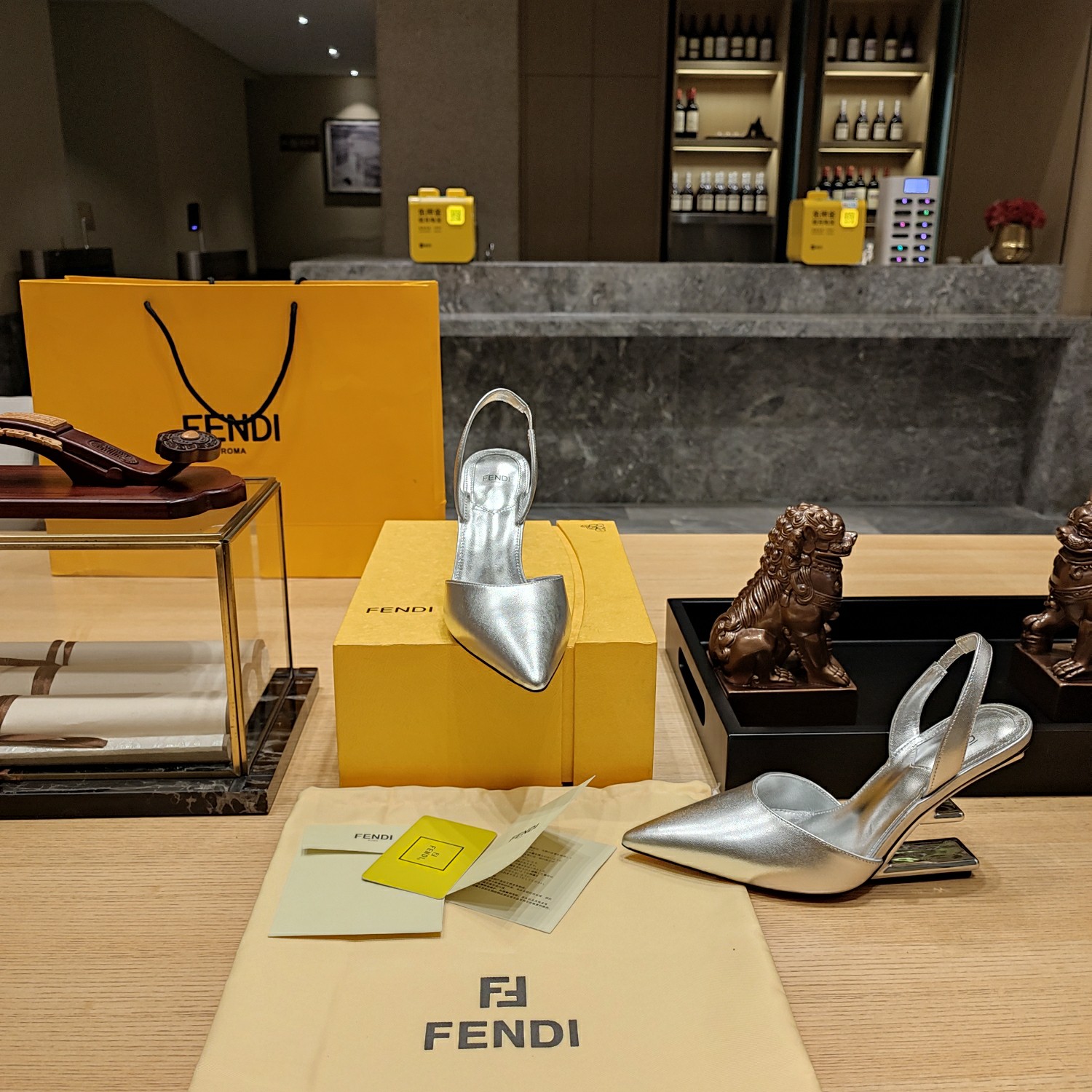 Fendi*春夏经典系列鞋履呈现精致