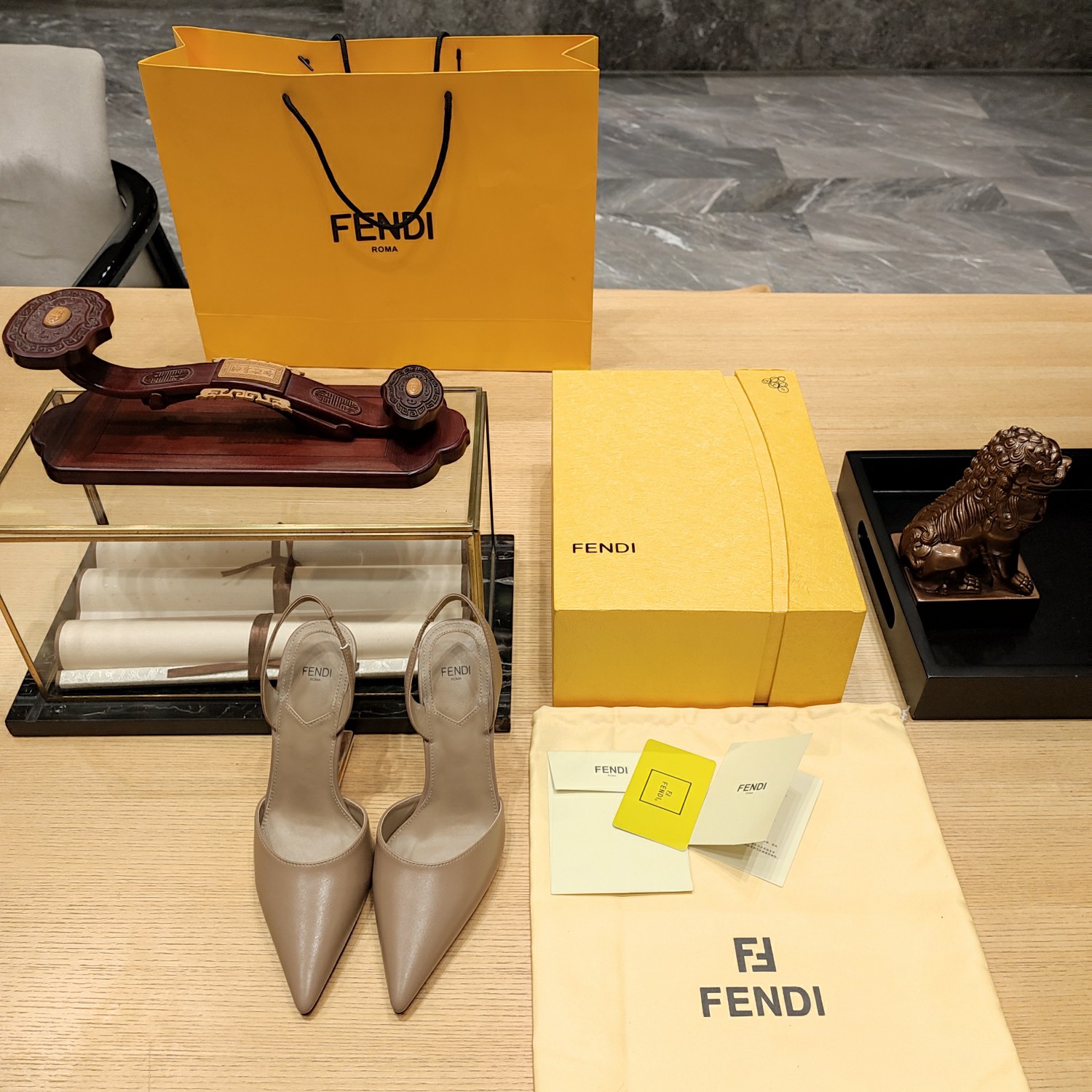 Fendi*春夏经典系列鞋履呈现精致