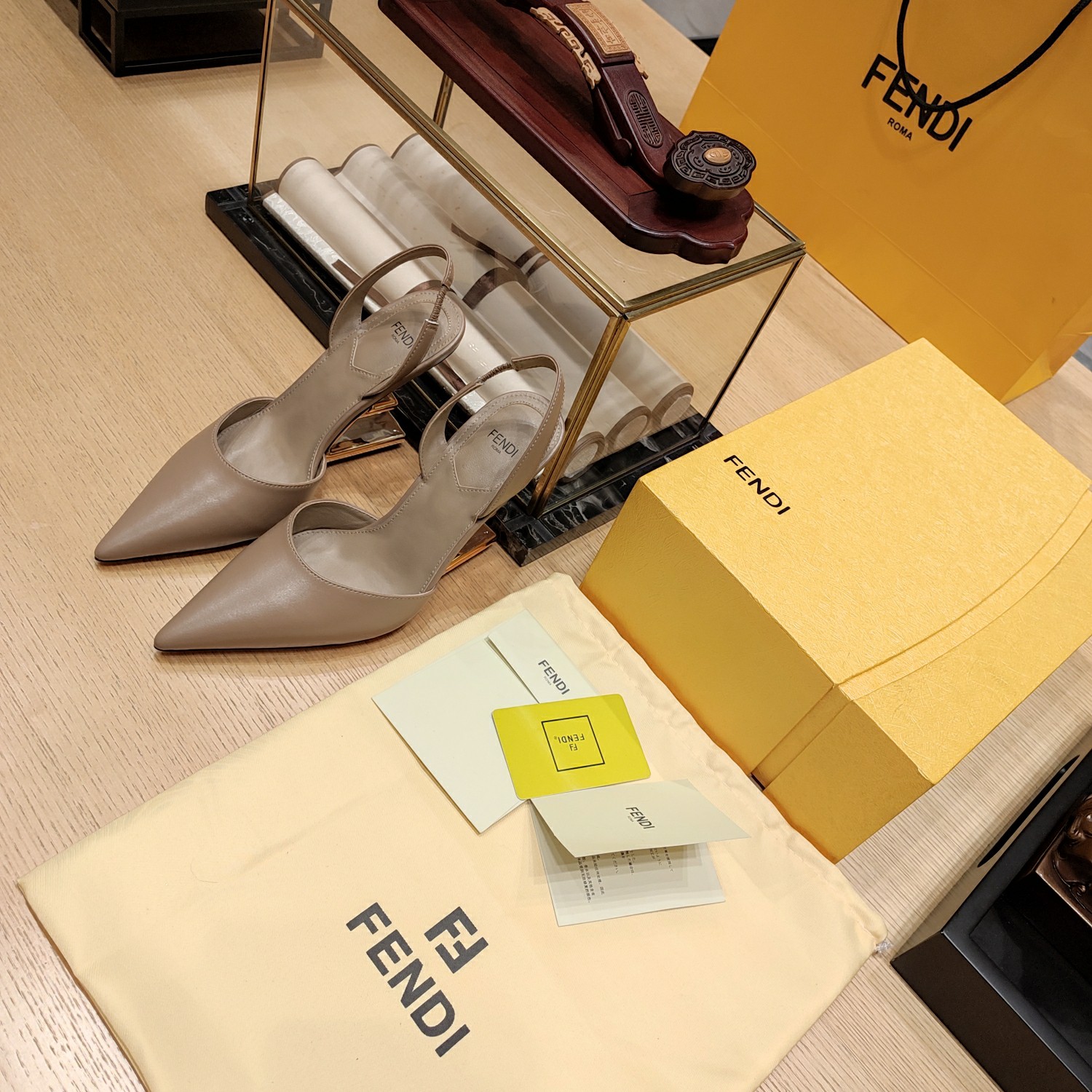 Fendi*春夏经典系列鞋履呈现精致