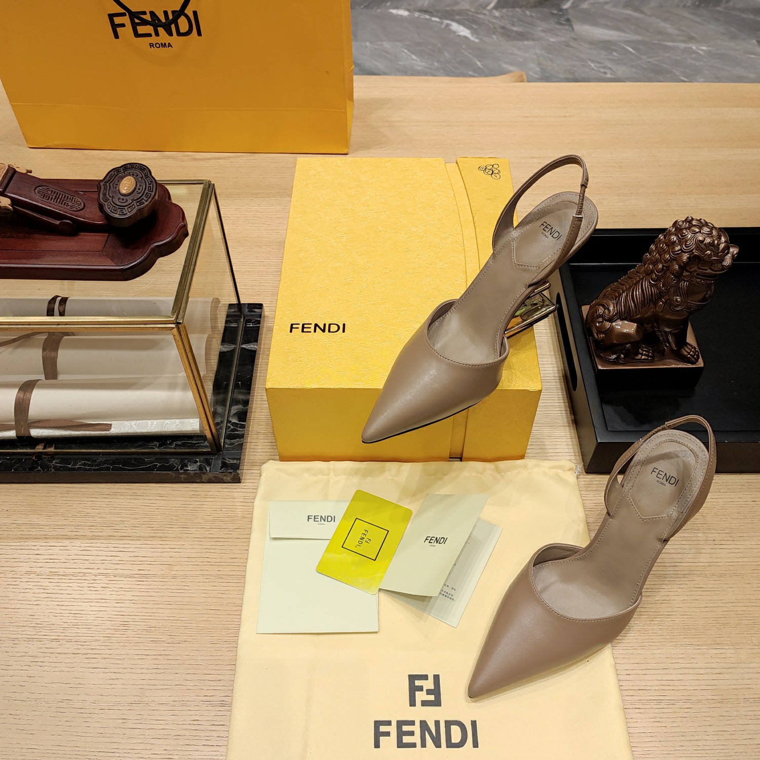 Fendi*春夏经典系列鞋履呈现精致