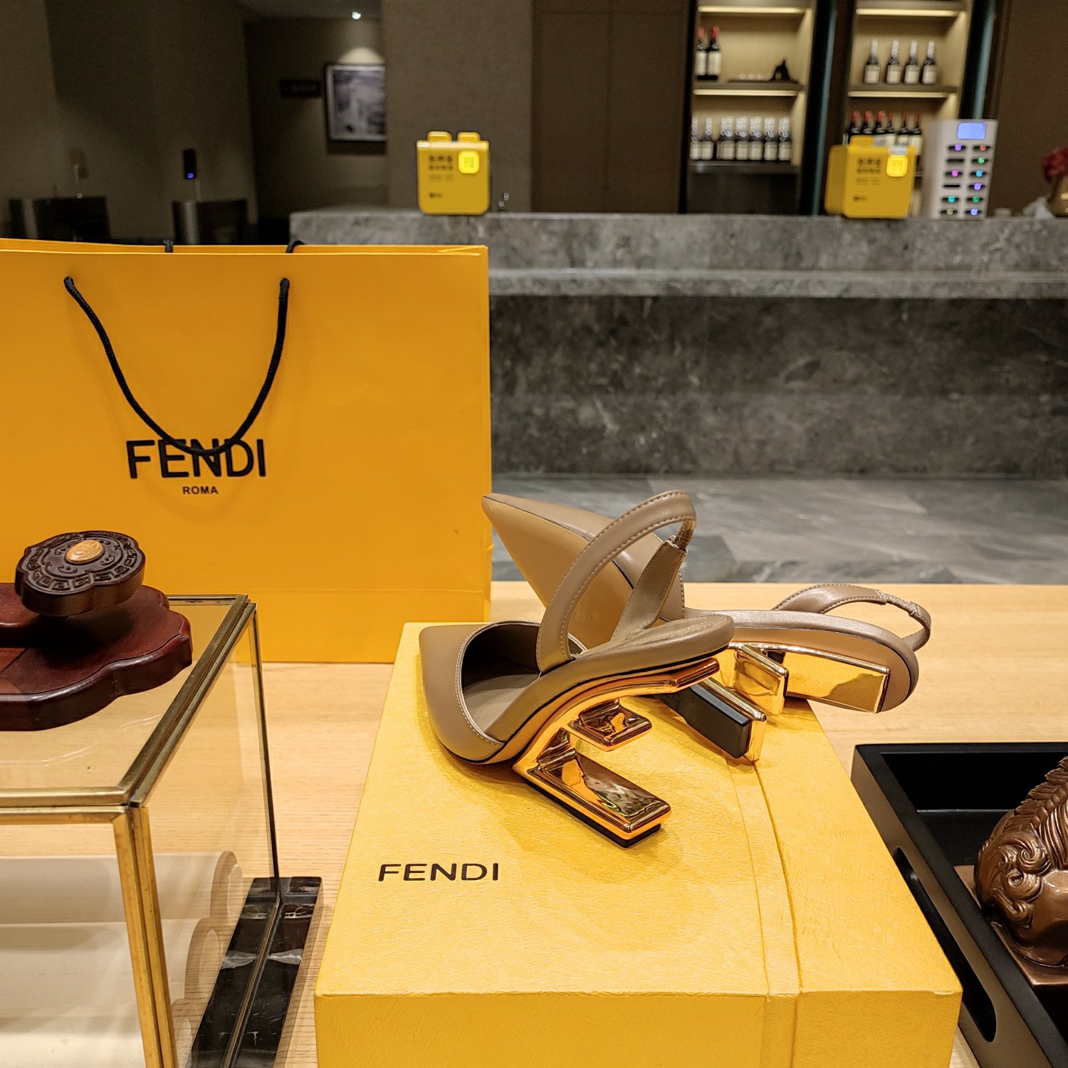 Fendi*春夏经典系列鞋履呈现精致