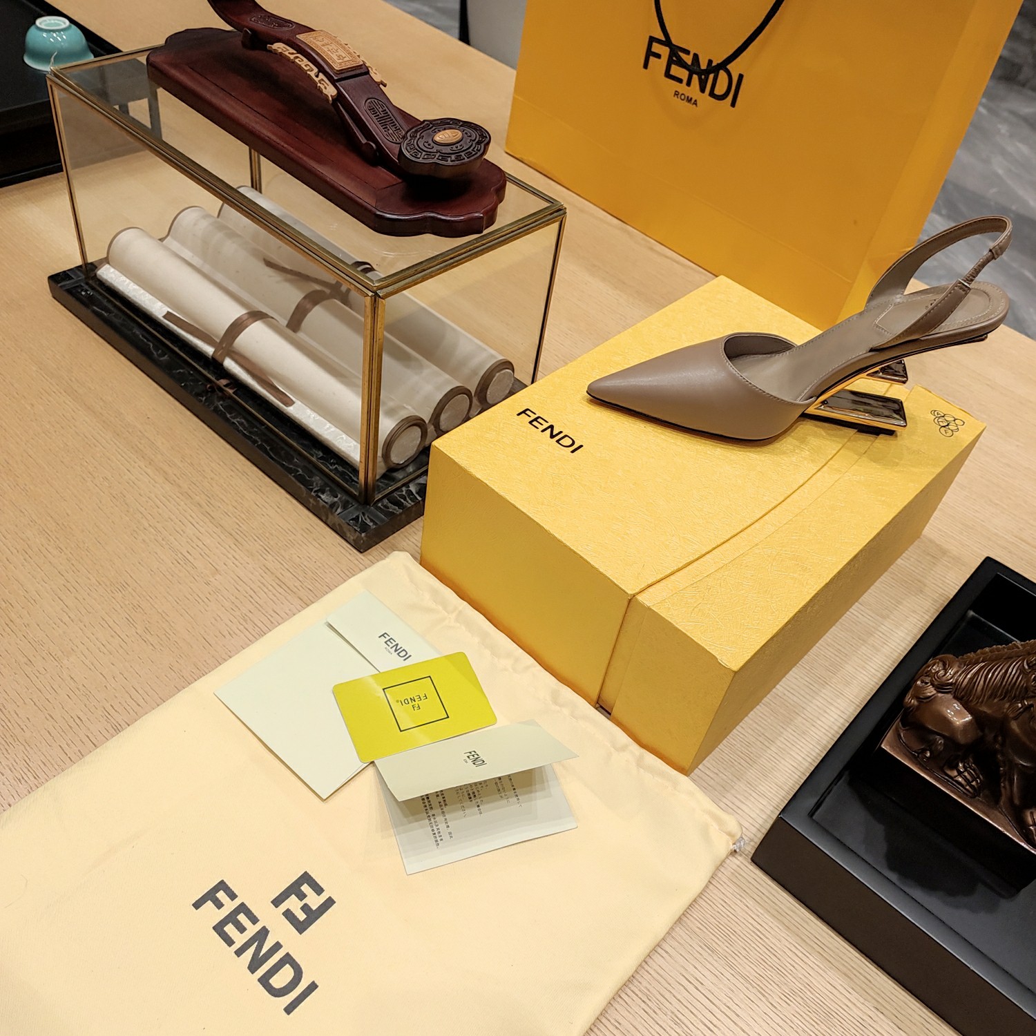 Fendi*春夏经典系列鞋履呈现精致