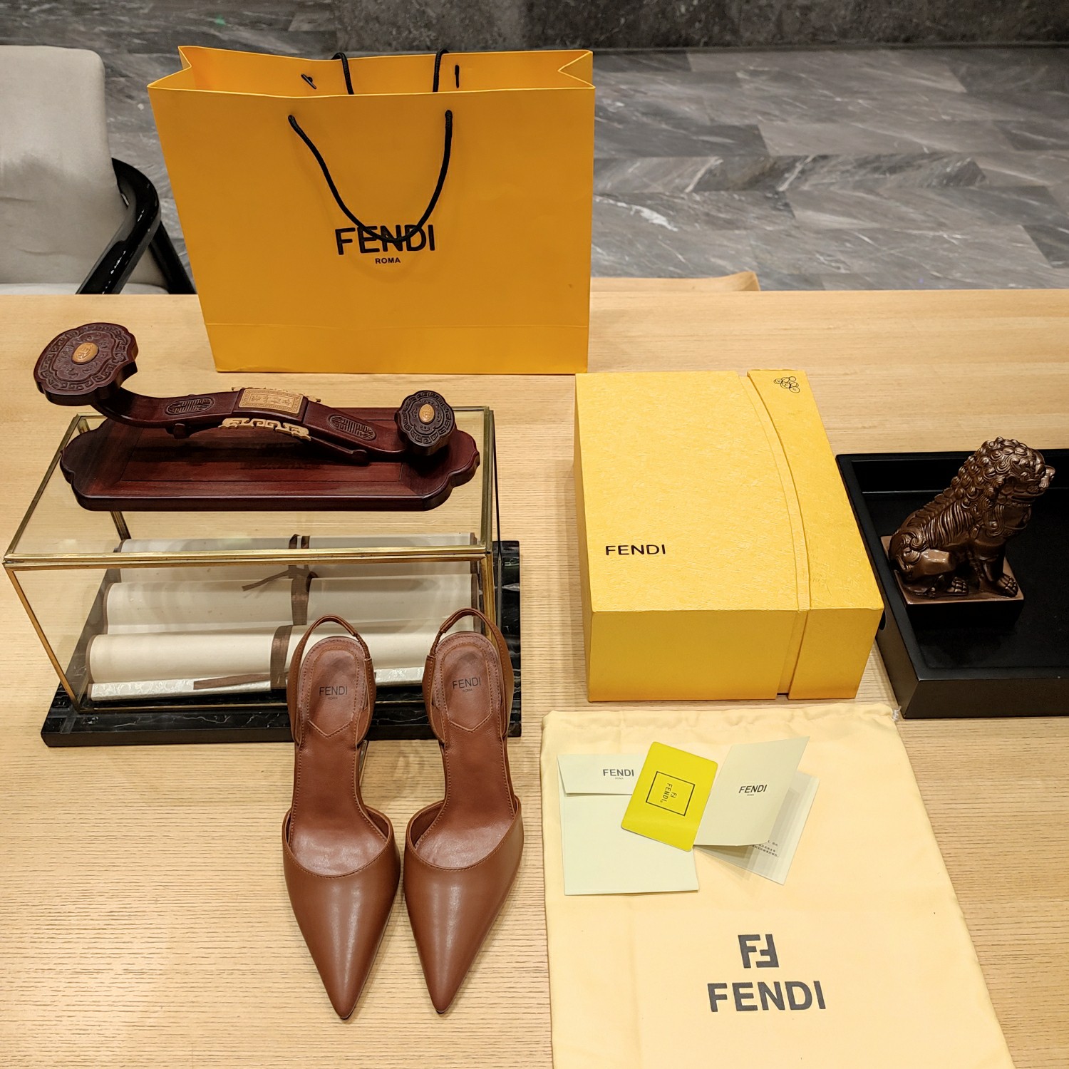 Fendi*春夏经典系列鞋履呈现精致