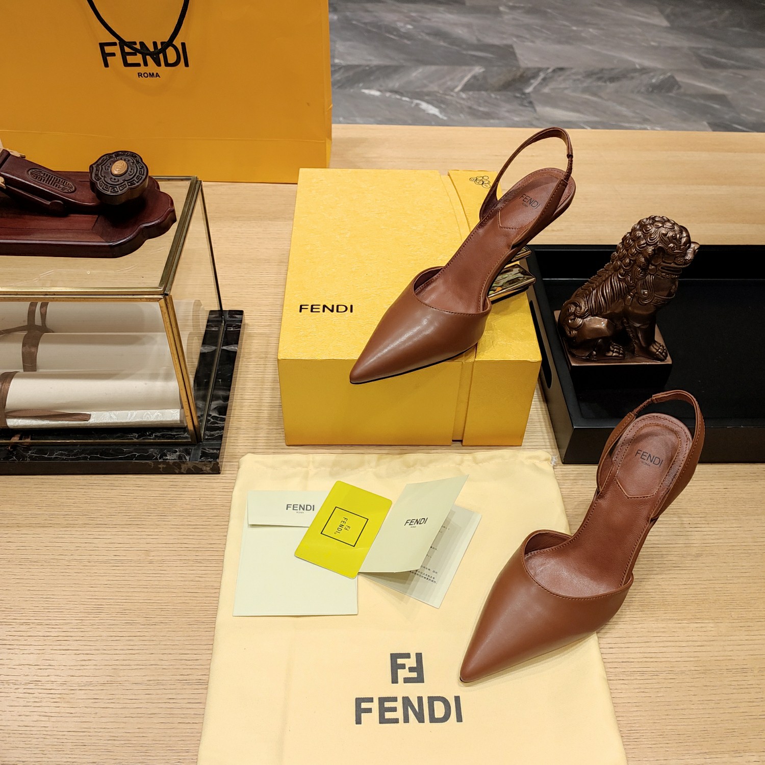 Fendi*春夏经典系列鞋履呈现精致