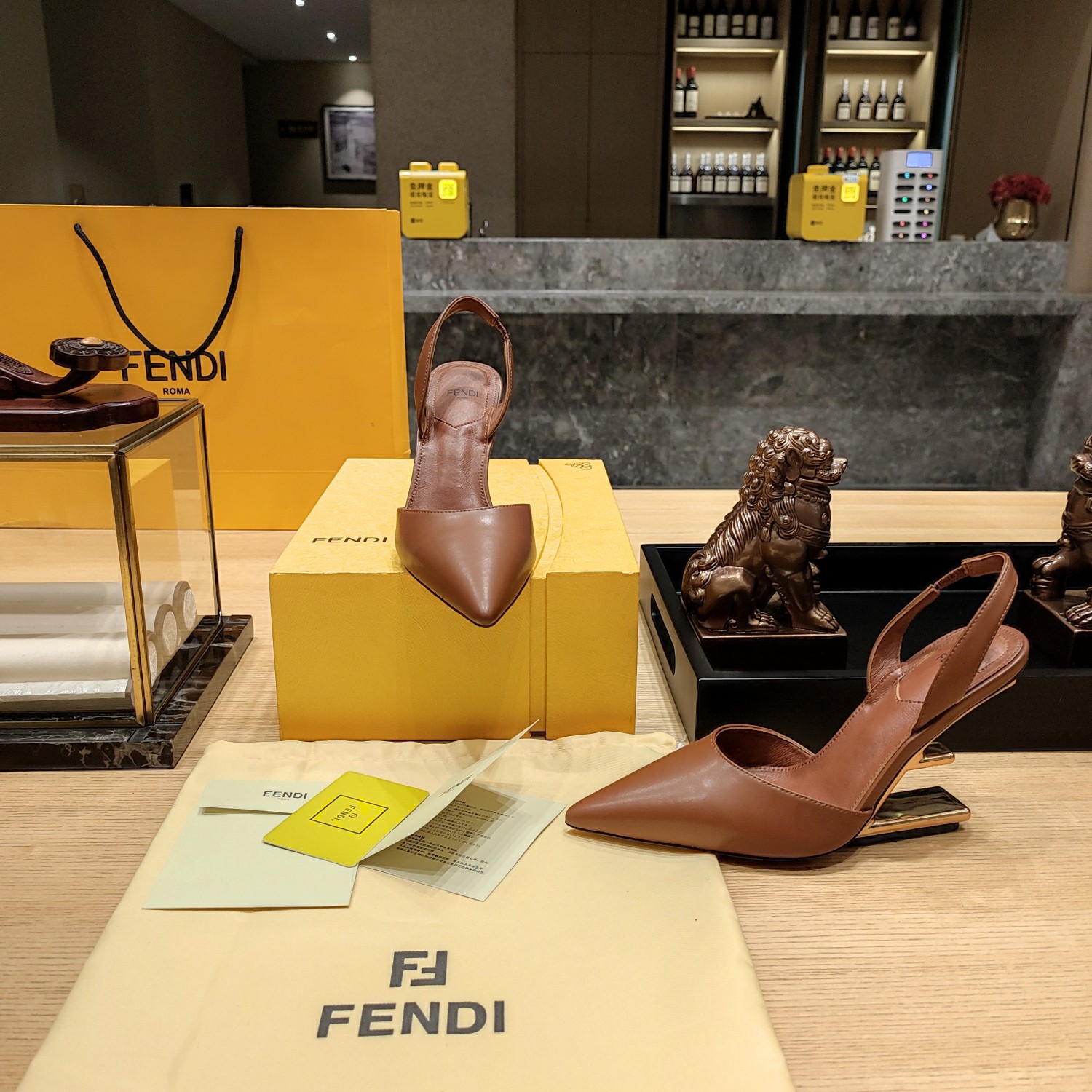 Fendi*春夏经典系列鞋履呈现精致