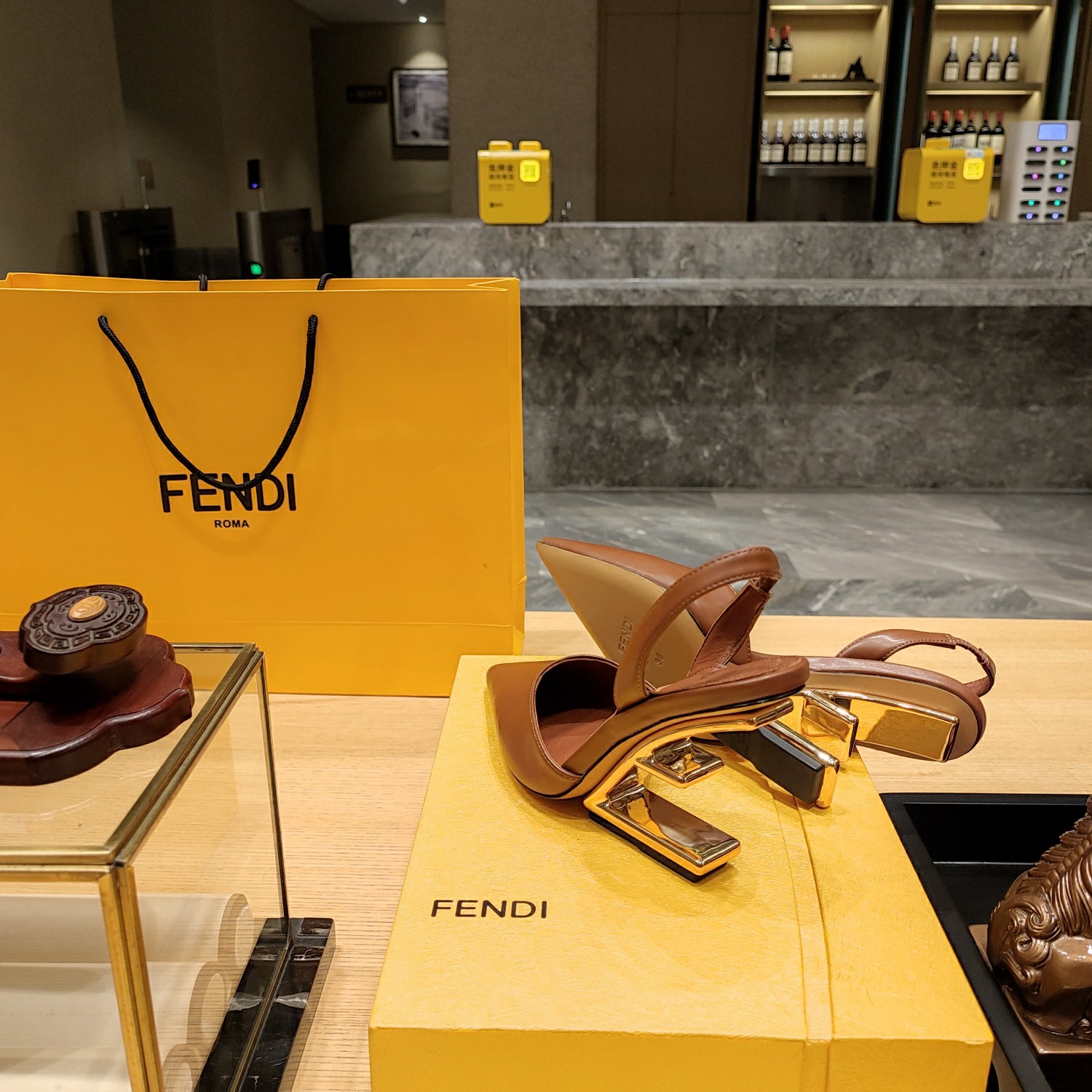 Fendi*春夏经典系列鞋履呈现精致