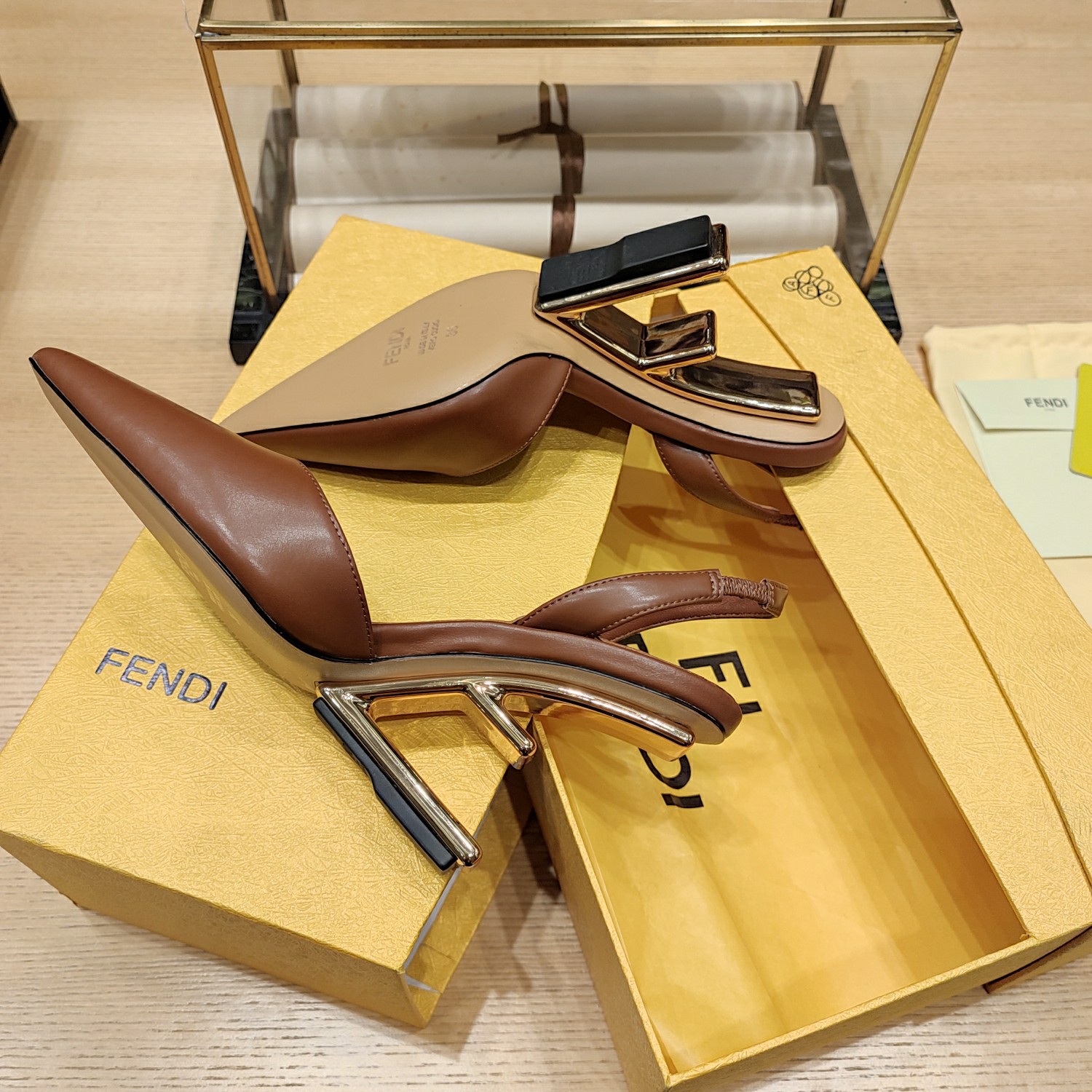 Fendi*春夏经典系列鞋履呈现精致